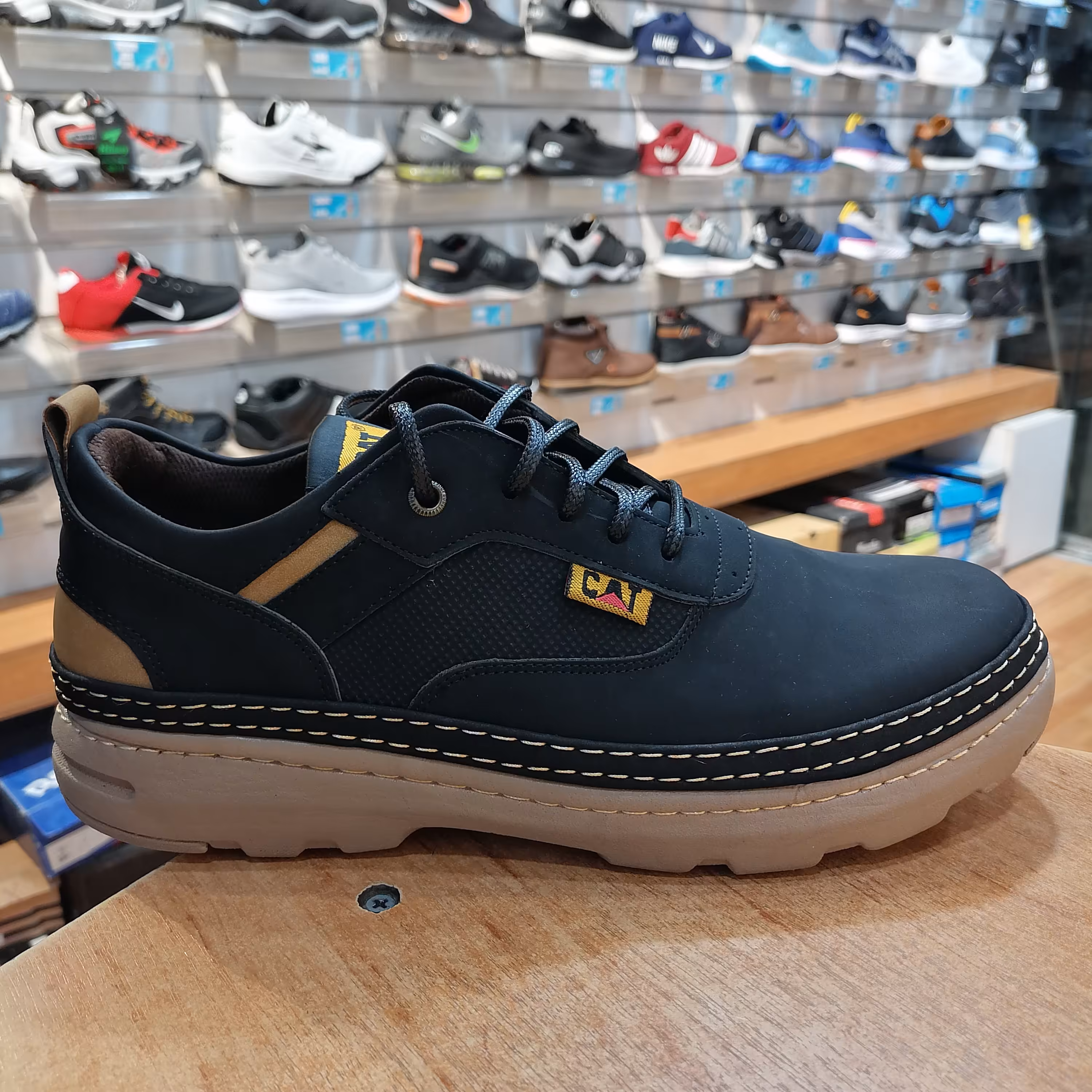 کفش مردانه cat در چهار رنگ سایز های 41 تا 44 زیره پیو دور دوخت