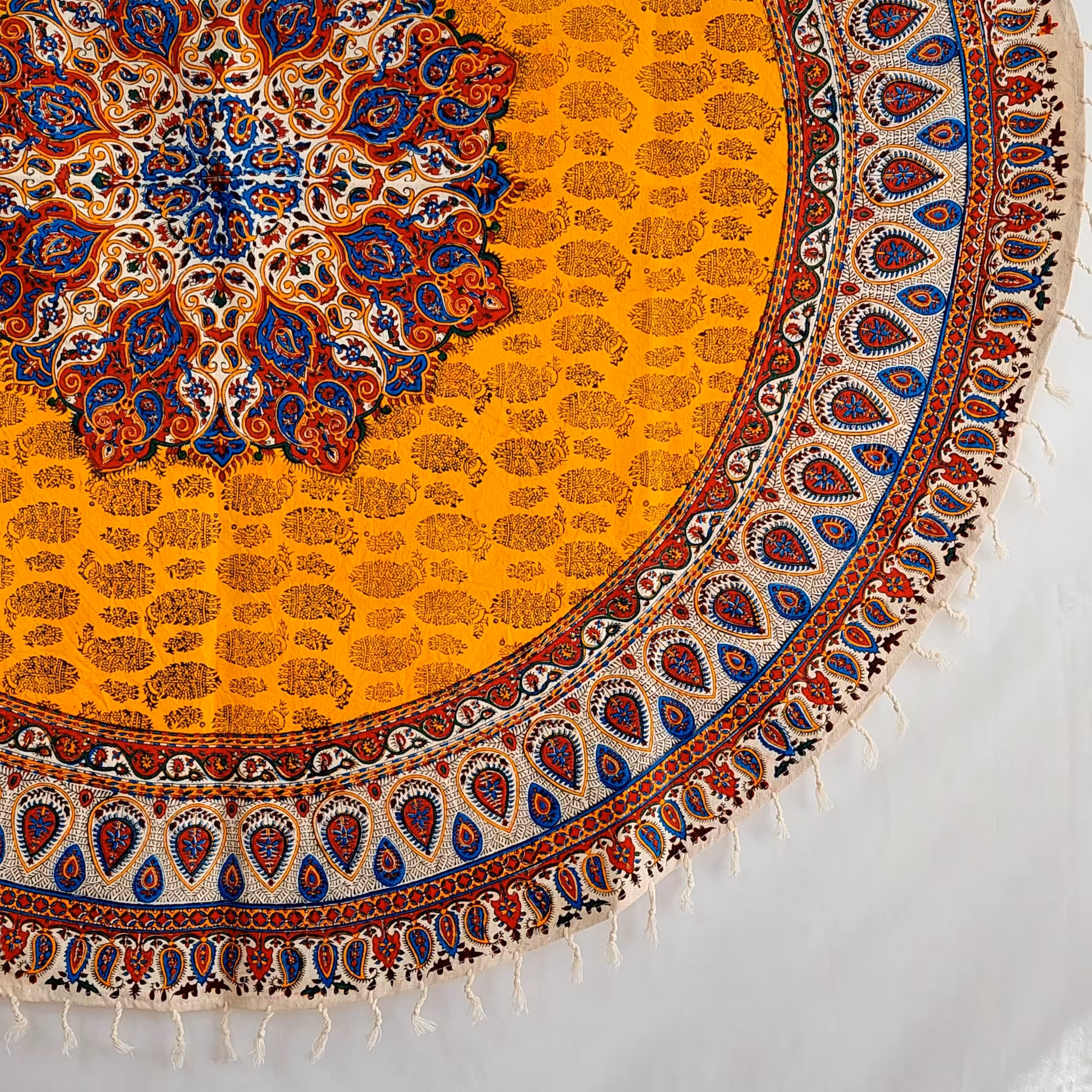 رومیزی قلمکار اعلا صادراتی 120 گرد زمینه زرد