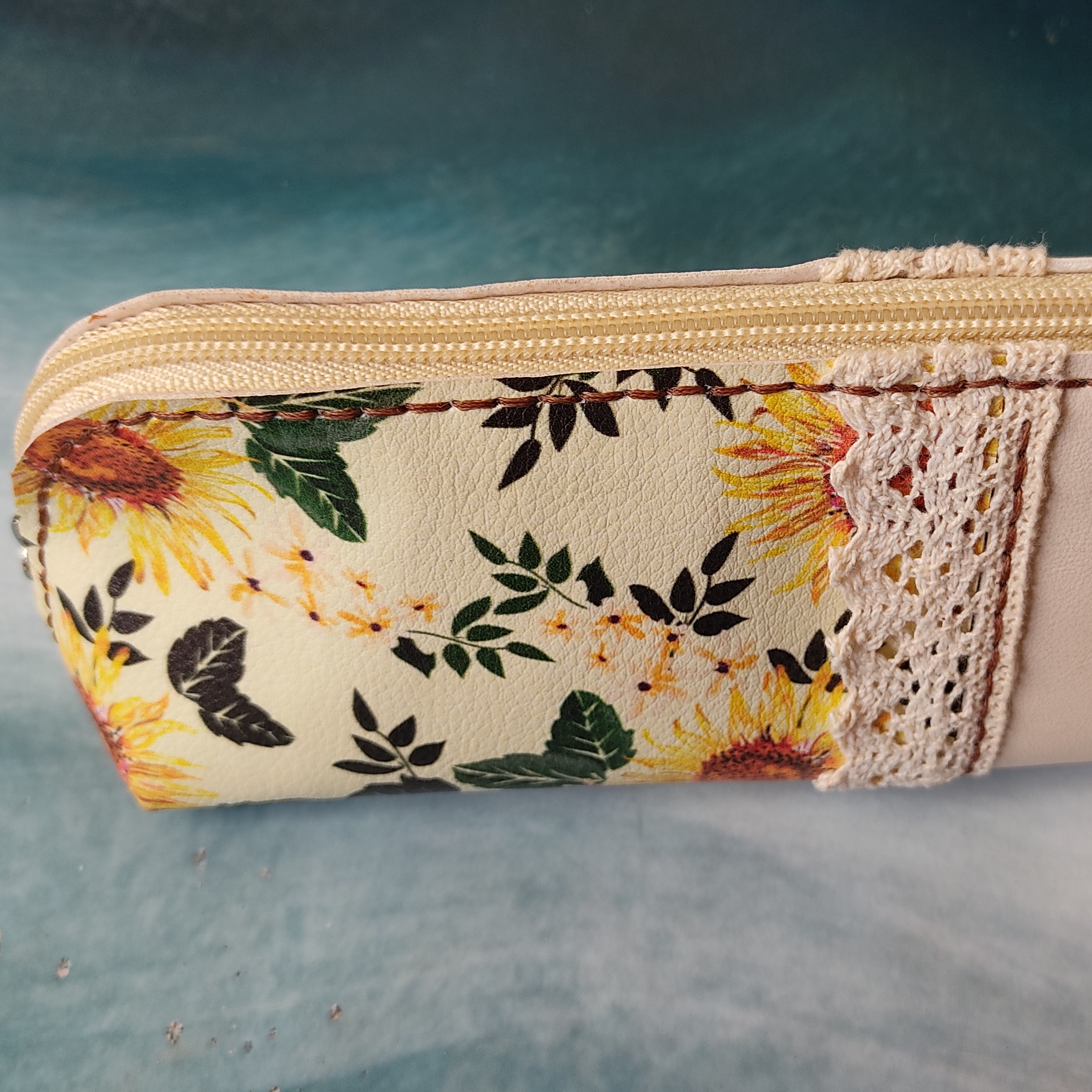 جامدادی و جای لوازم آرایشی چرمی ترکیبی از چرم طرح دار  و ساده مصنوعی با  قیمت مناسب 