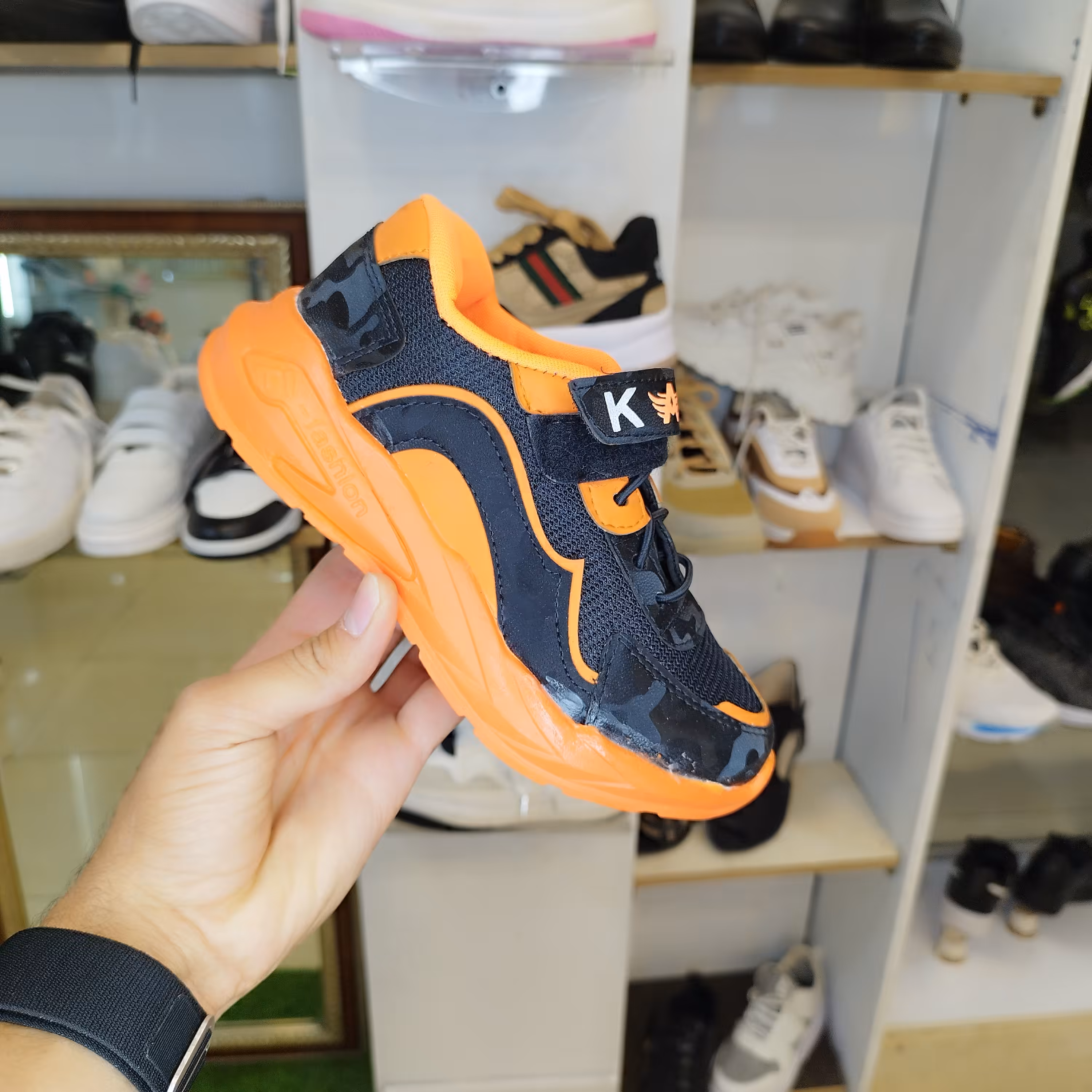 کفش بچگانه راحت و زیبا با طراحی خاص سبک 