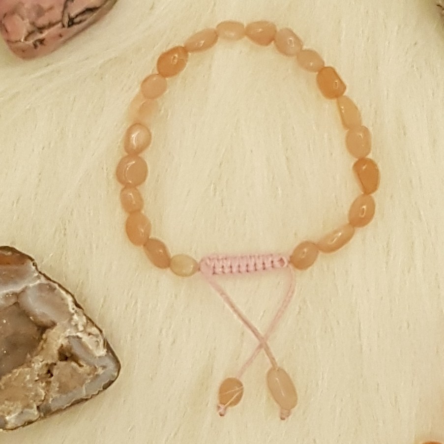 دستبند سنگ خورشید
سنگ هدفمندی و انرژی خورشیدی
تراش نامنظم سایز 7
کد 133