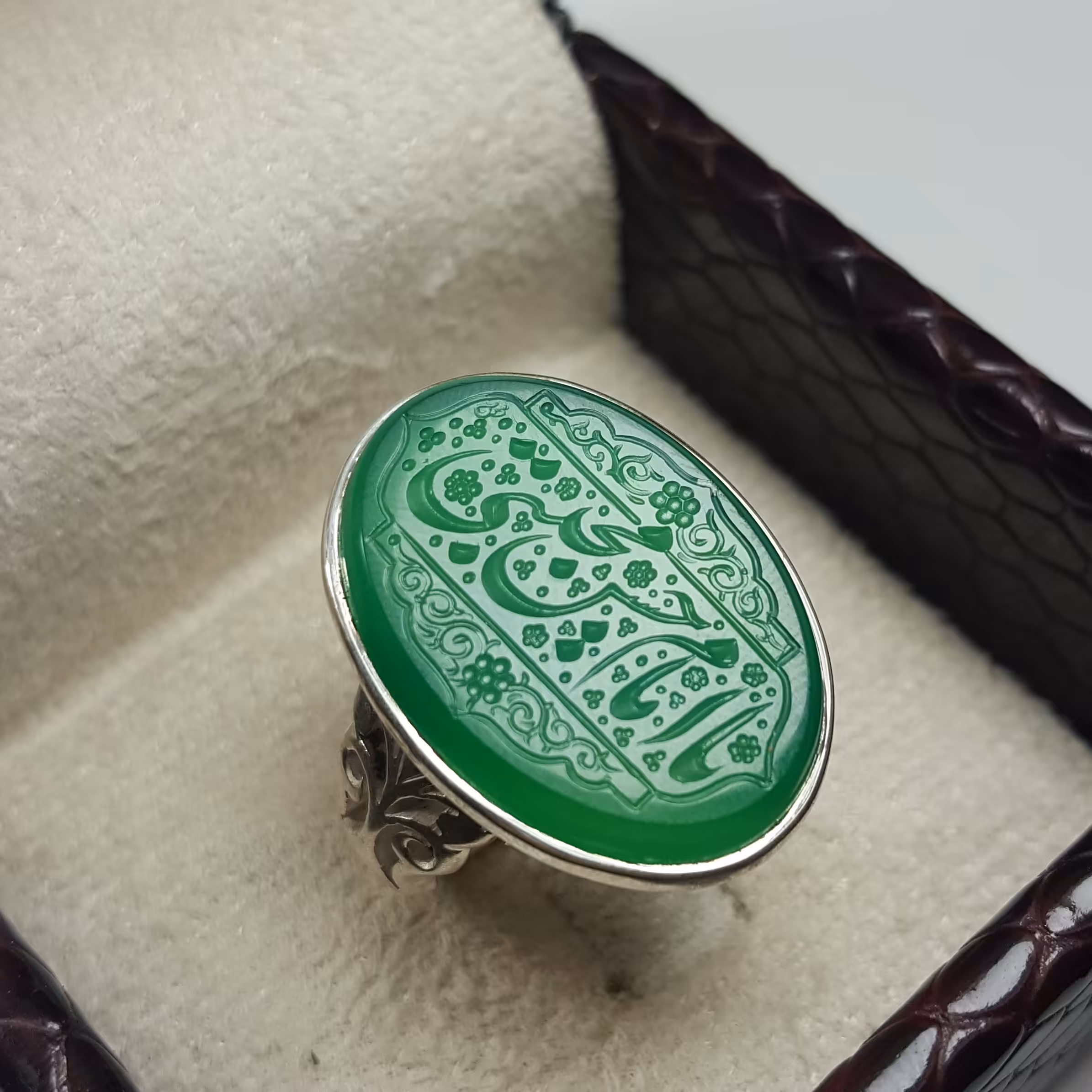 نگین عقیق سبز 
خط استاد محقق 
حرز امام جواد علیه السلام 
تربت امام حسین علیه السلام زیر نگین 
ابعاد نگین 25 در 18 
قیمت 