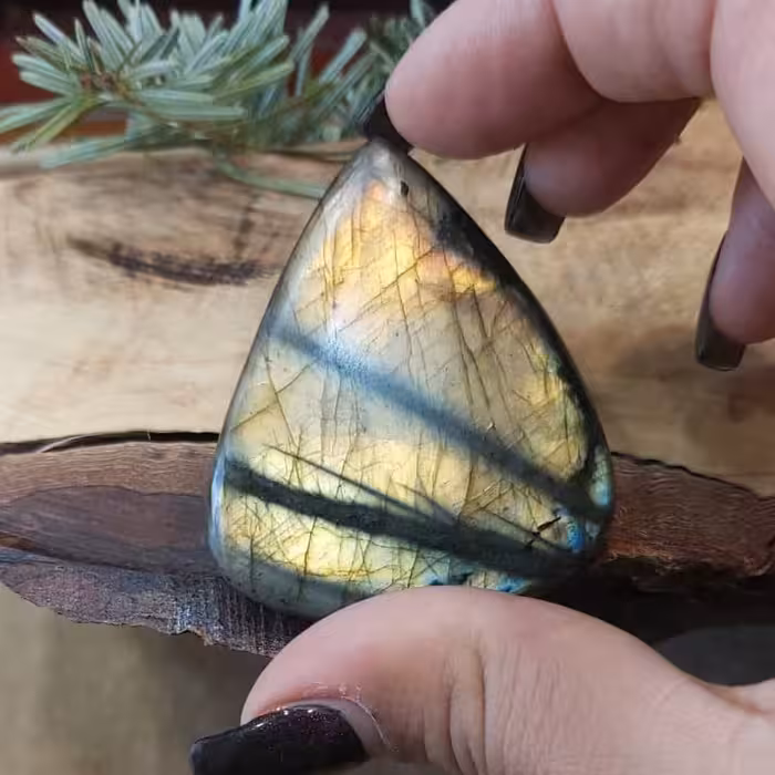 نگین لابرادورایت برزیلی تراش تایلند تلالو 7رنگ جواهری با هدیه ویژه ماه تولد 