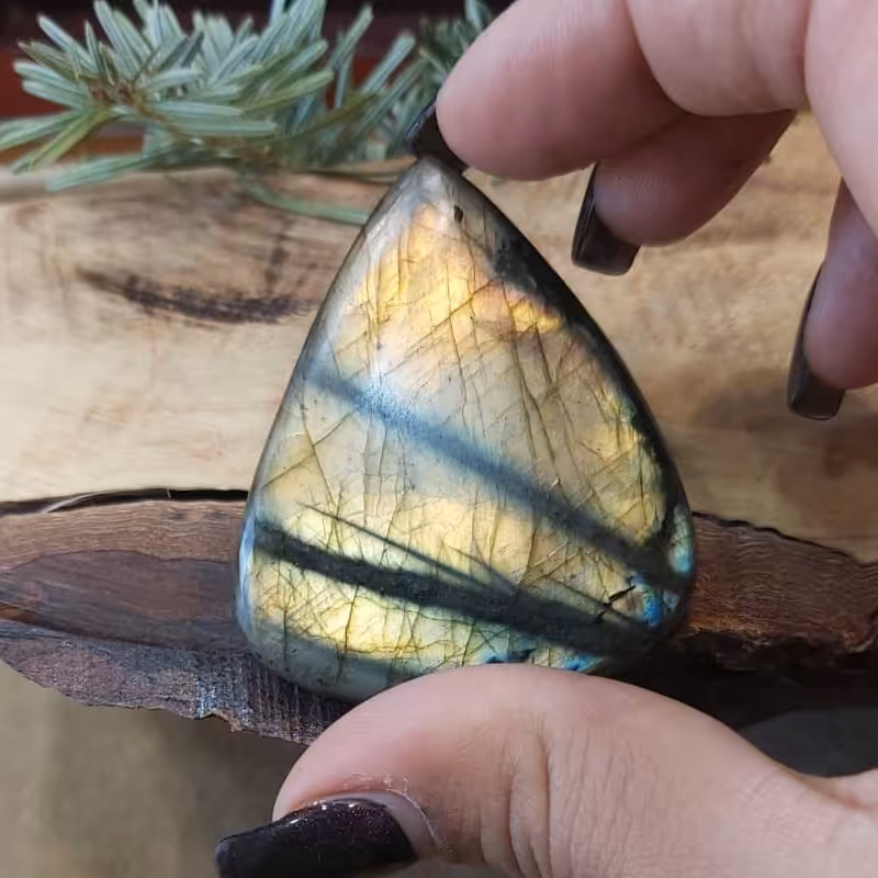 نگین لابرادورایت برزیلی تراش تایلند تلالو 7رنگ جواهری با هدیه ویژه ماه تولد 