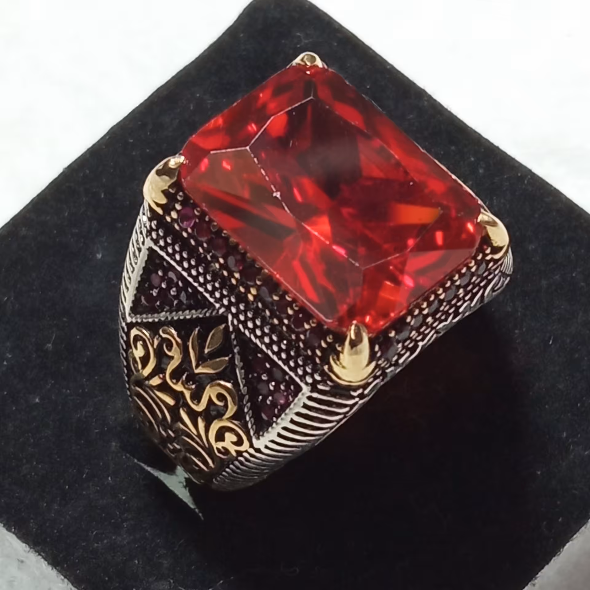 انگشتر اسپرت مردانه نقره  اصل و نگین اتمی سرخ جواهری بسیار زیبا