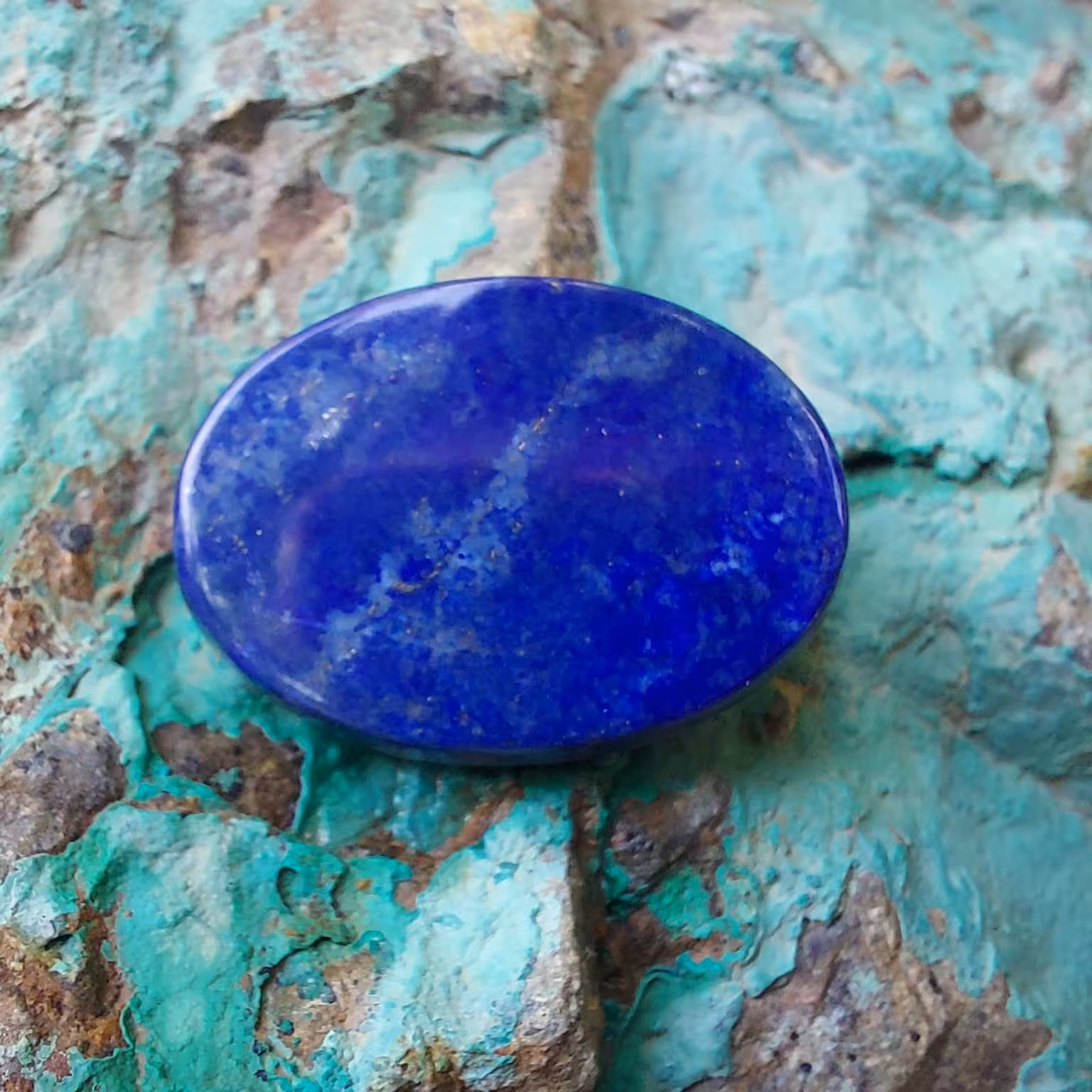 نگین لاجورد آبی افغان تراش بیضی دامله 4.7 گرم طبیعی مناسب انگشتر یا آویز