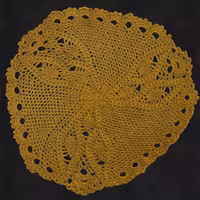 رومیزی قلاب بافی با نخ ابریشمی خردلی رنگ به قطر حدود 26 سانتی متر