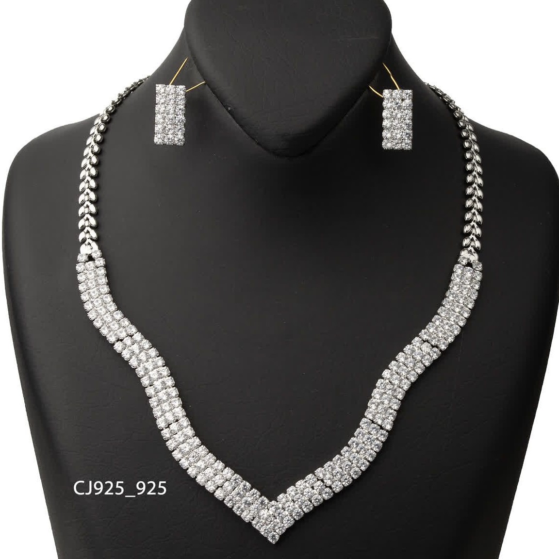 سرویس تنیسی جذاب، استیل، رنگ ثابت، نگین ها مخراج شده با پایه 