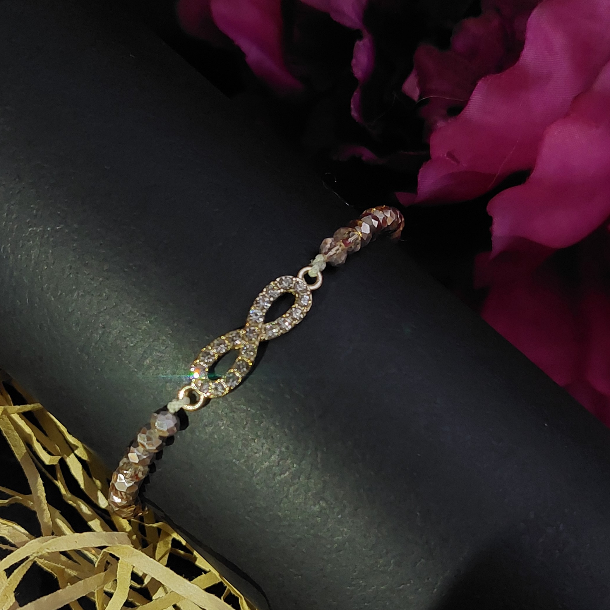 دستبند زیبا و شیک بی نهایت نگین دار ،با کریستال برش خورده شامپاینی