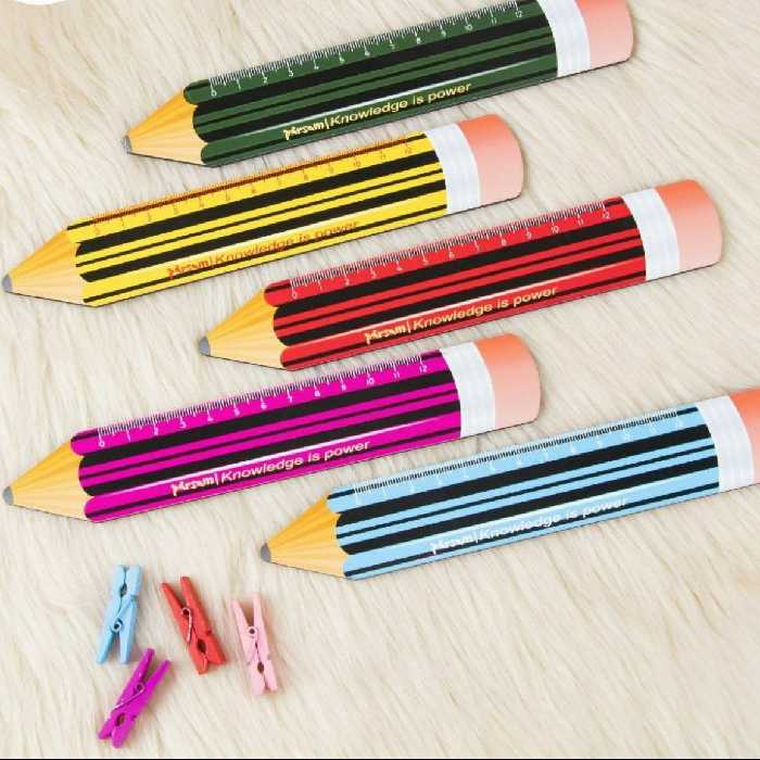 خط کش چوبی طرح مداد  بهترین هدیه مناسبتی مدارس مخصوصا  روز جشن شکوفه ها و روز دانش آموز 