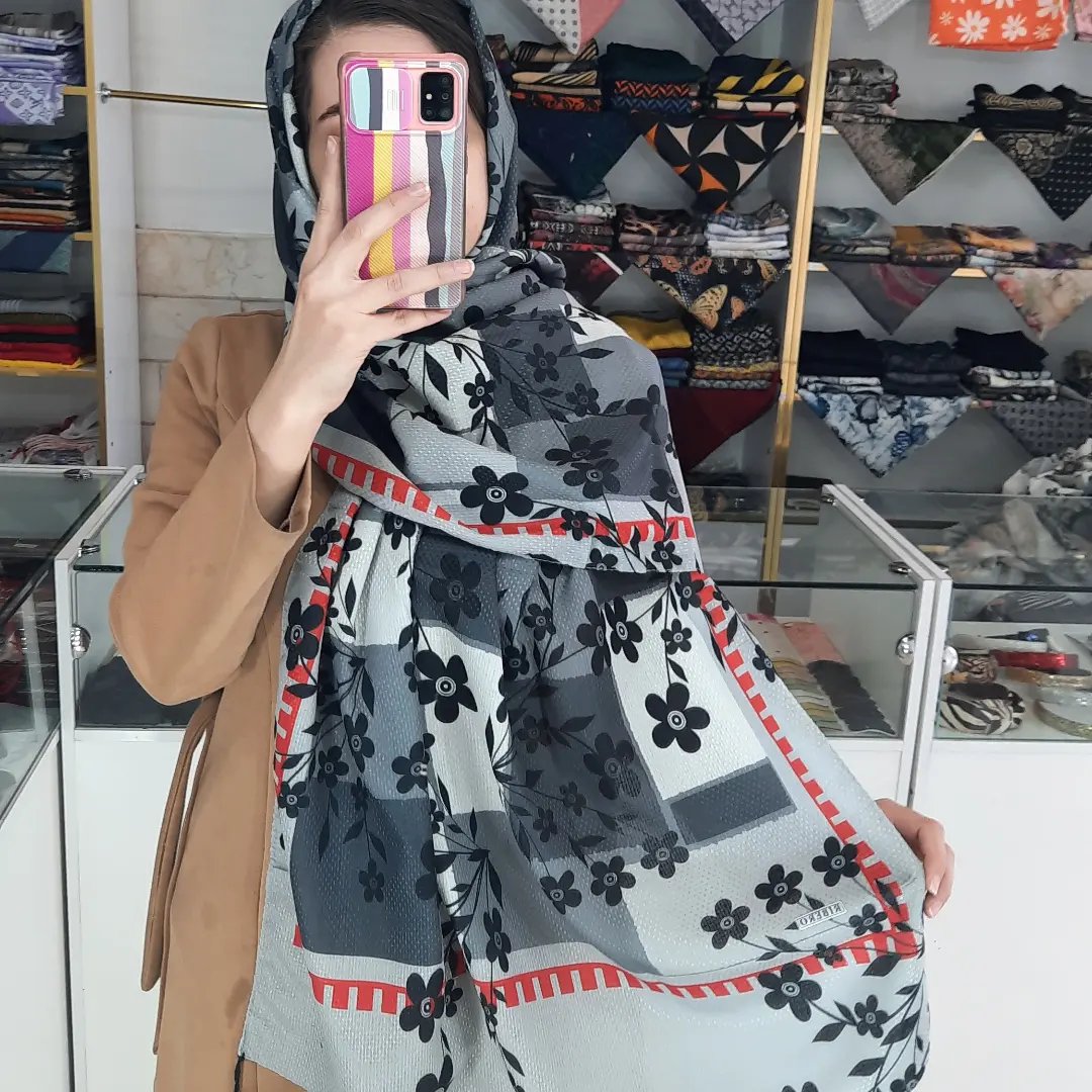 شال نخی طرح گل منگوله دار