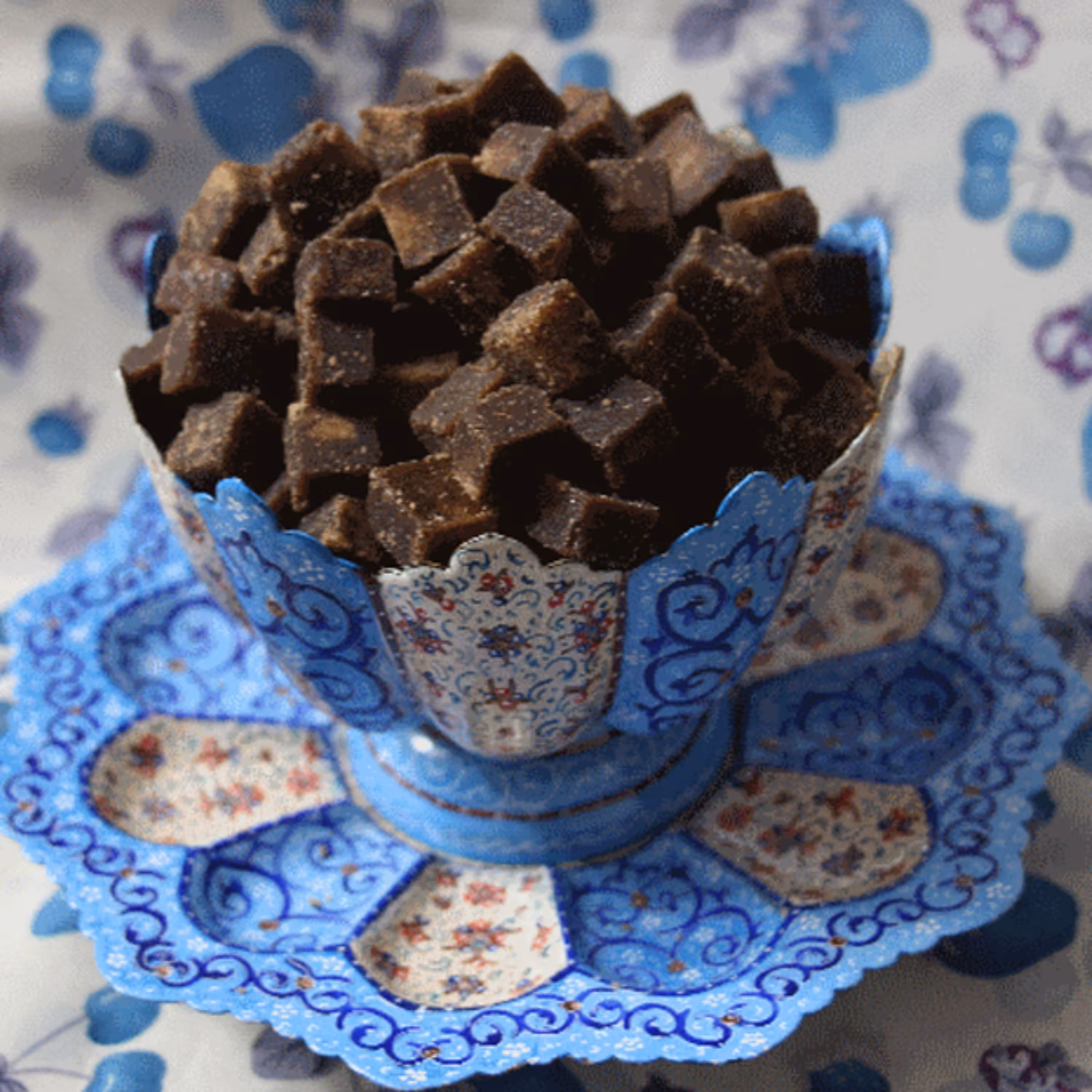 قند قهوای با طعم گل محمدی خوش عطر و بو