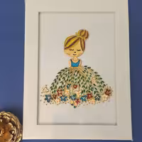 تابلو ویترای دختر بهاراجرا شده با مواد خارجی سایزکار13در 18قاب پی وی سی سفید اعلا