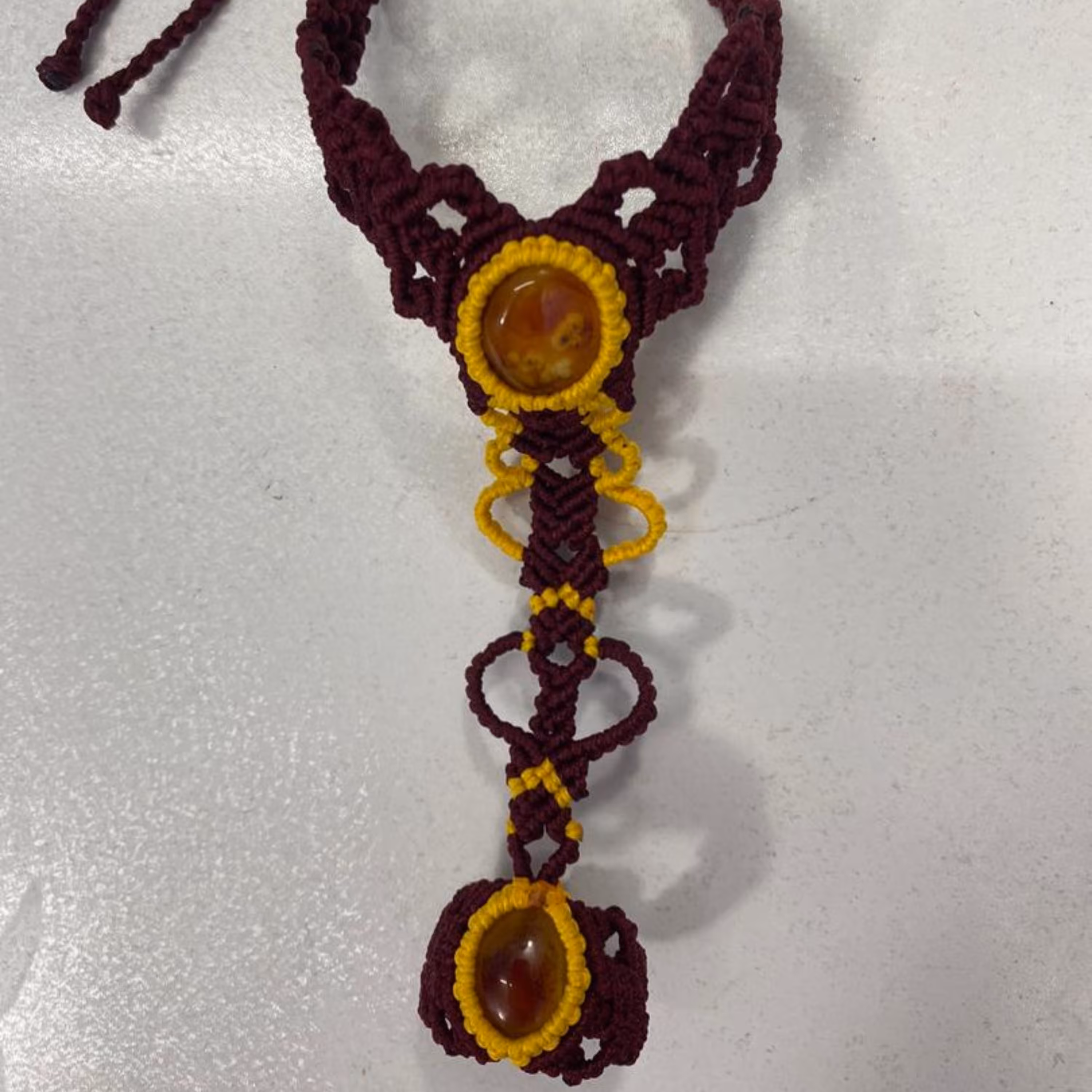 دستبند تمیمه مکرومه با گوهر سنگ (نگین)  طبیعی عقیق قرمز