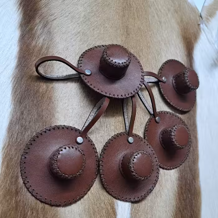 کلاه چرم طبیعی  آویز  ماشین   آویز کیف دستدوزی شده