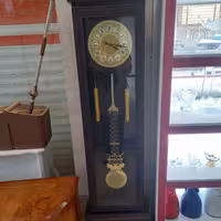 ساعت ایستاده سبک و زیبا ب رنگ قهوه ای روشن