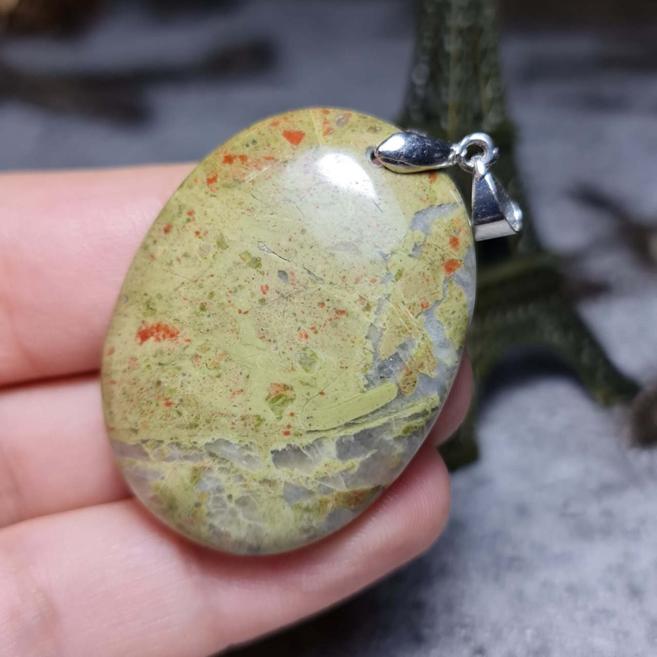  گردن آویز درشت فوق العاده زیبای سنگ صد درصد طبیعی اوناکیت اصل معدنی
کد  24992
