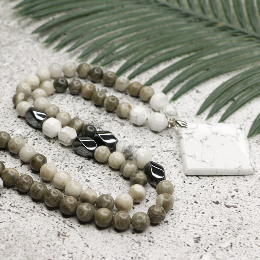 گنبند جاسپر خاکستری،هائولیت و حدید با مدال هائولیت 

کد محصول:G.245
