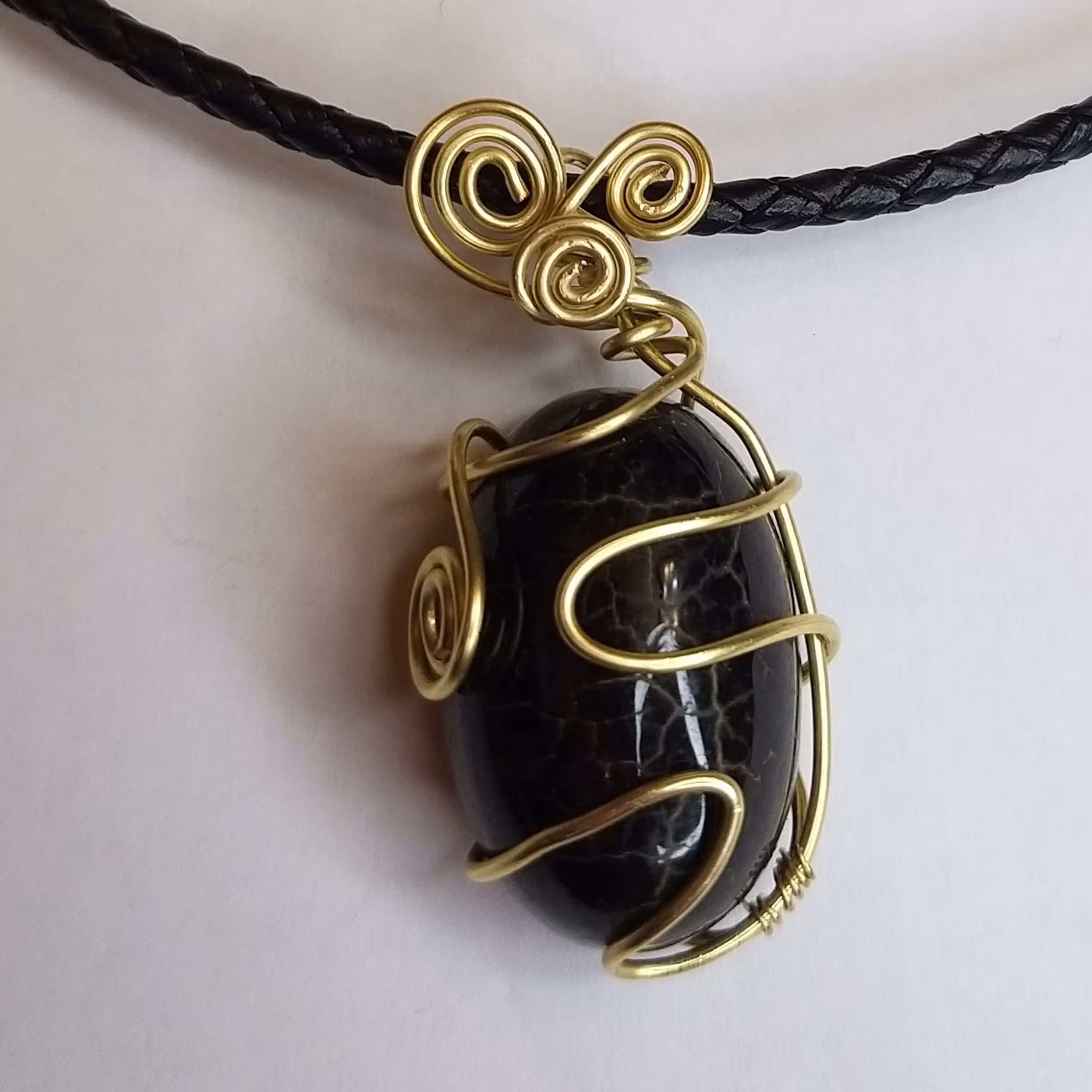 گردنبند با سنگ عقیق رگه دار با مفتول طلایی برنجی