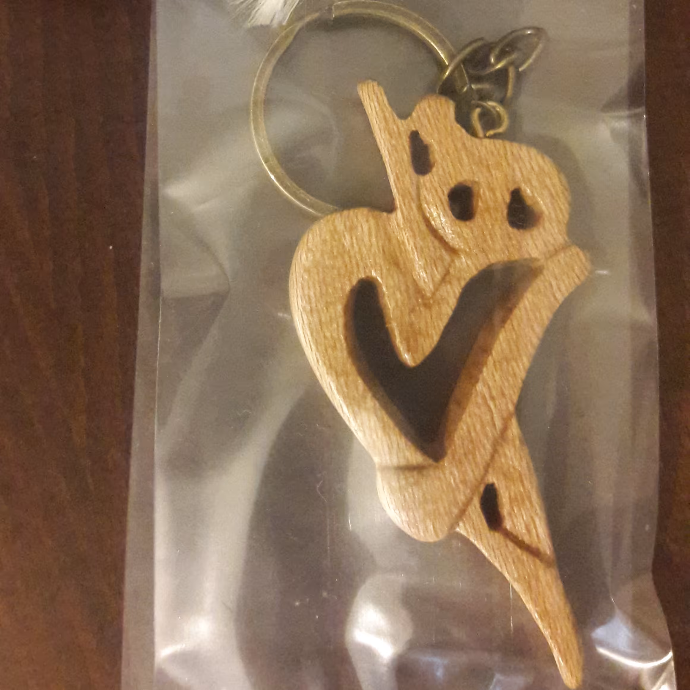 جاسوئیچی (گردنبند)چوبی اسم زهرا هدیه ای زیبا و ماندگار (اسم مورد نظر شما قابل سفارش است)