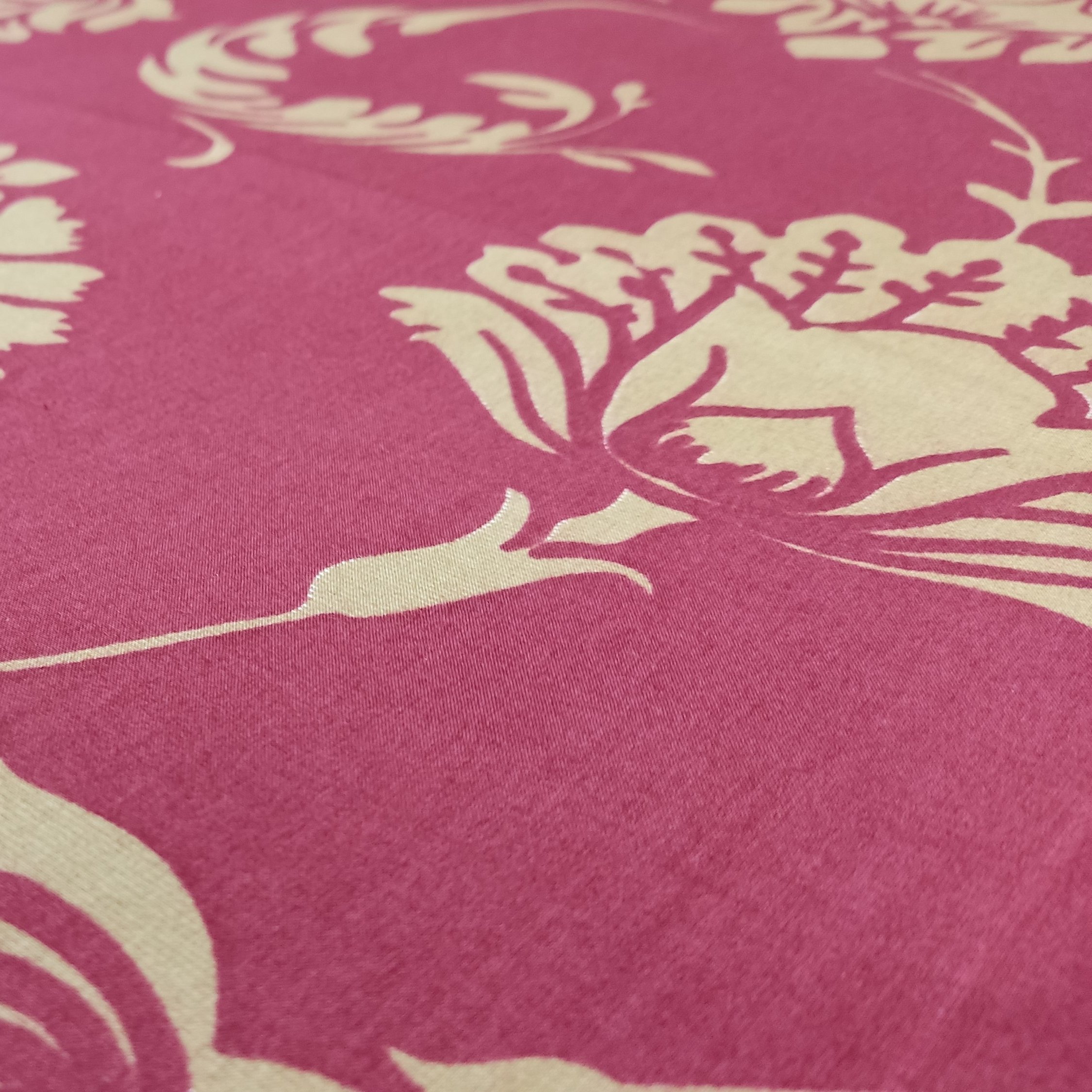 پارچه ملافه طرح لیندا زرشکی تمام پنبه عرض 2.40