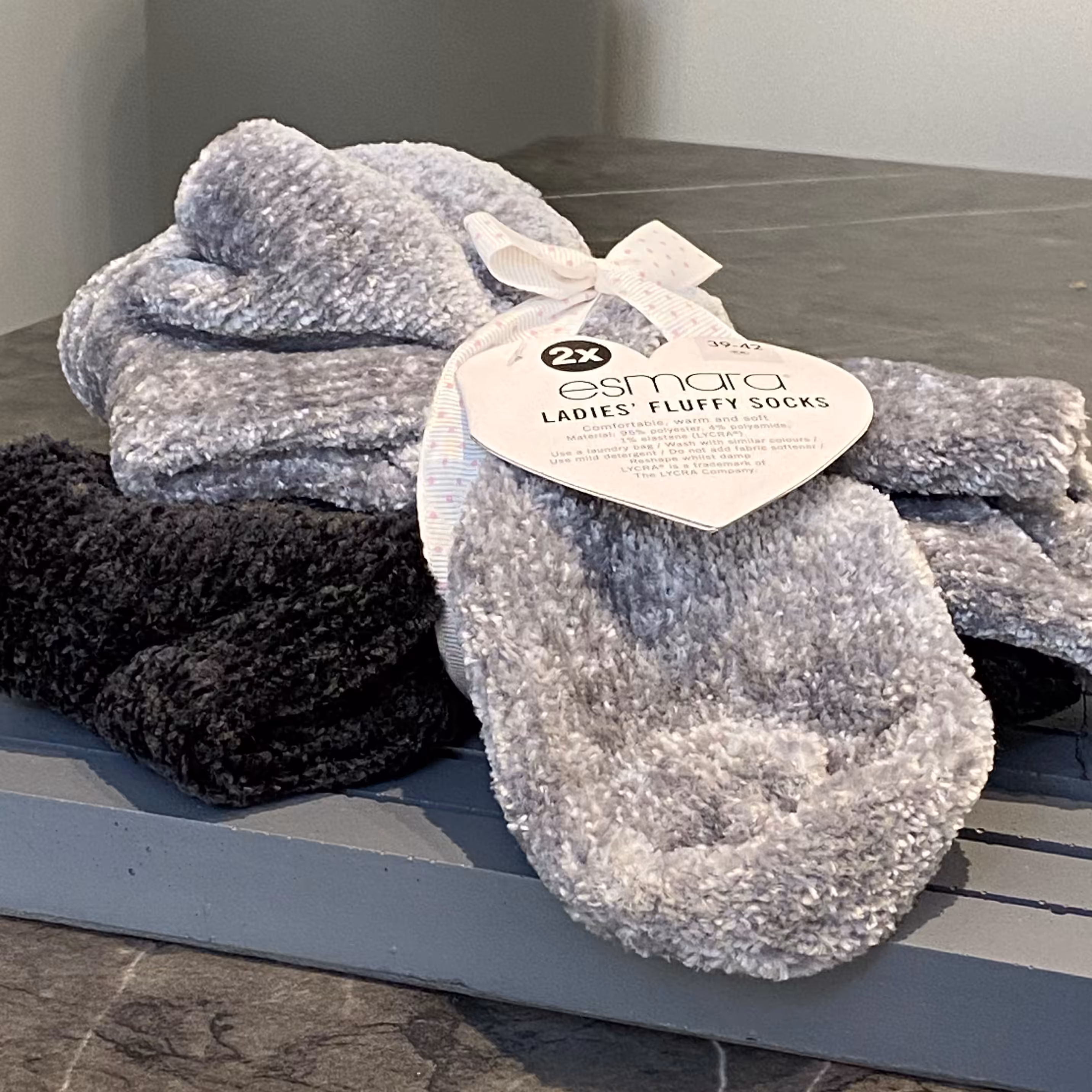 پک دوتایی جوراب حوله ای بسیار لطیف و گرم و نرم با کیفیت عالی بسیار زیبا در پا 