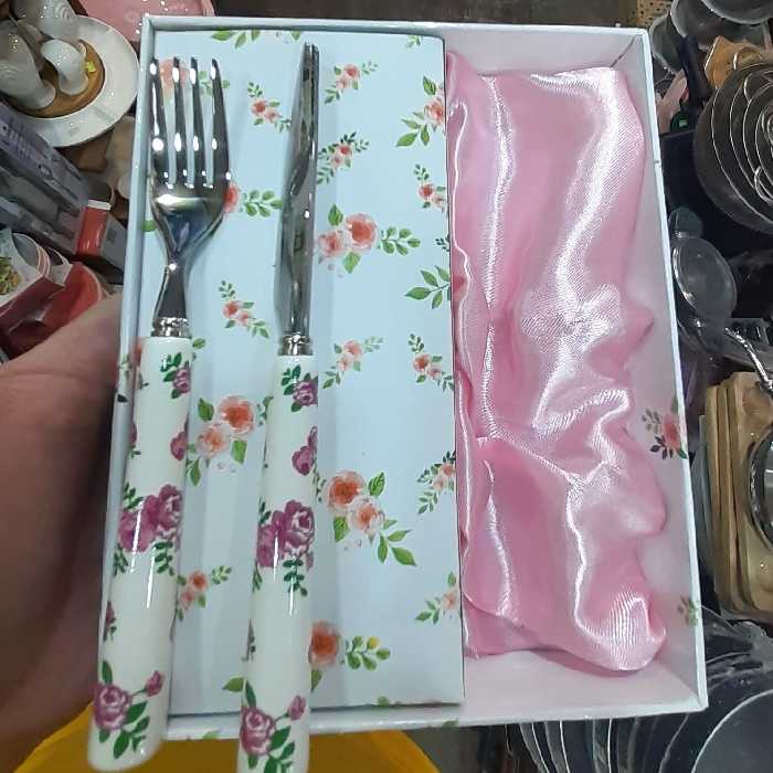 کارد و چنگال میوه خوری برند ام جی اس  شامل شش عدد کارد شش عدد چنگال دسته چینی و بسیار تیز