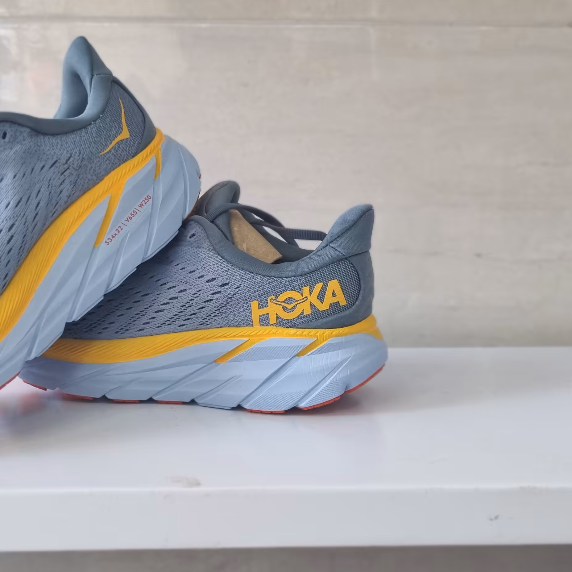 کفش HOKA ویتنامی داری رنگ های سیاه توسی 860 گرم داری سایز 40 تا 45