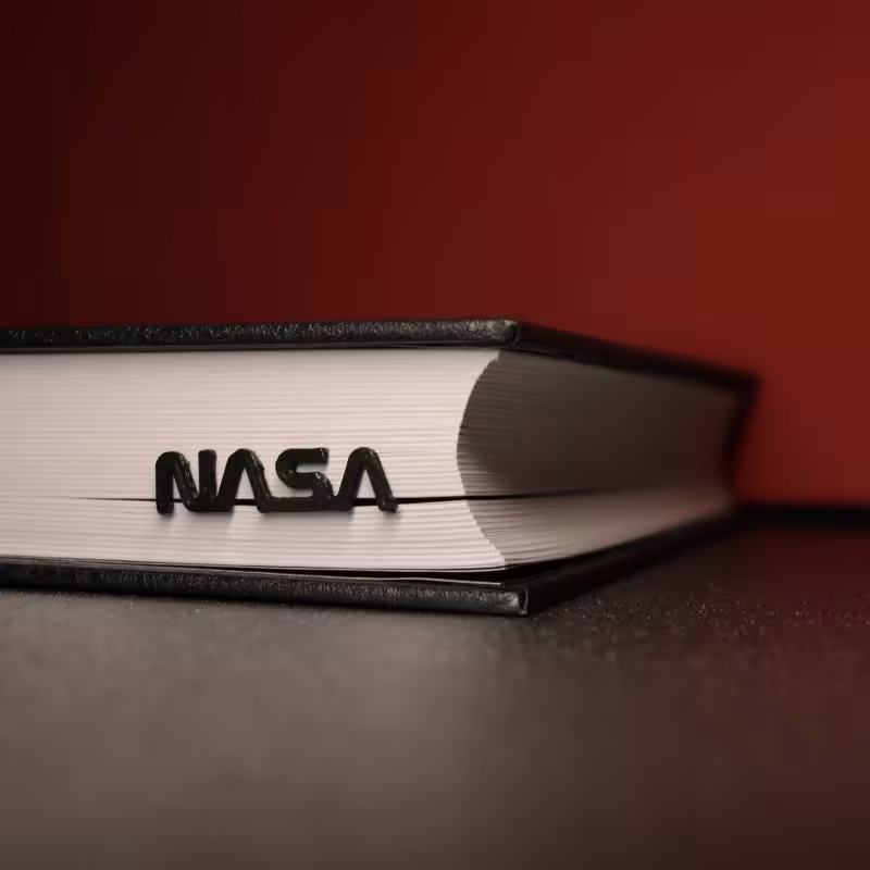 نشانگر کتاب بوک مارک طرح ناسا NASA رنگ مشکی طول 11 سانتی متر