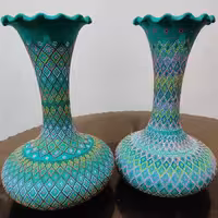 گلدون شیپوری نقطه کوبی شده روی سفال 