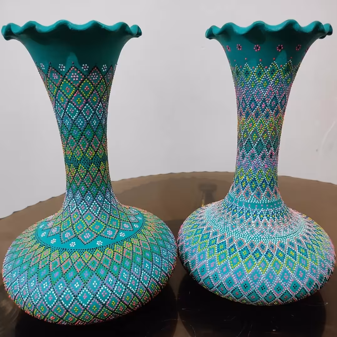 گلدون شیپوری نقطه کوبی شده روی سفال 