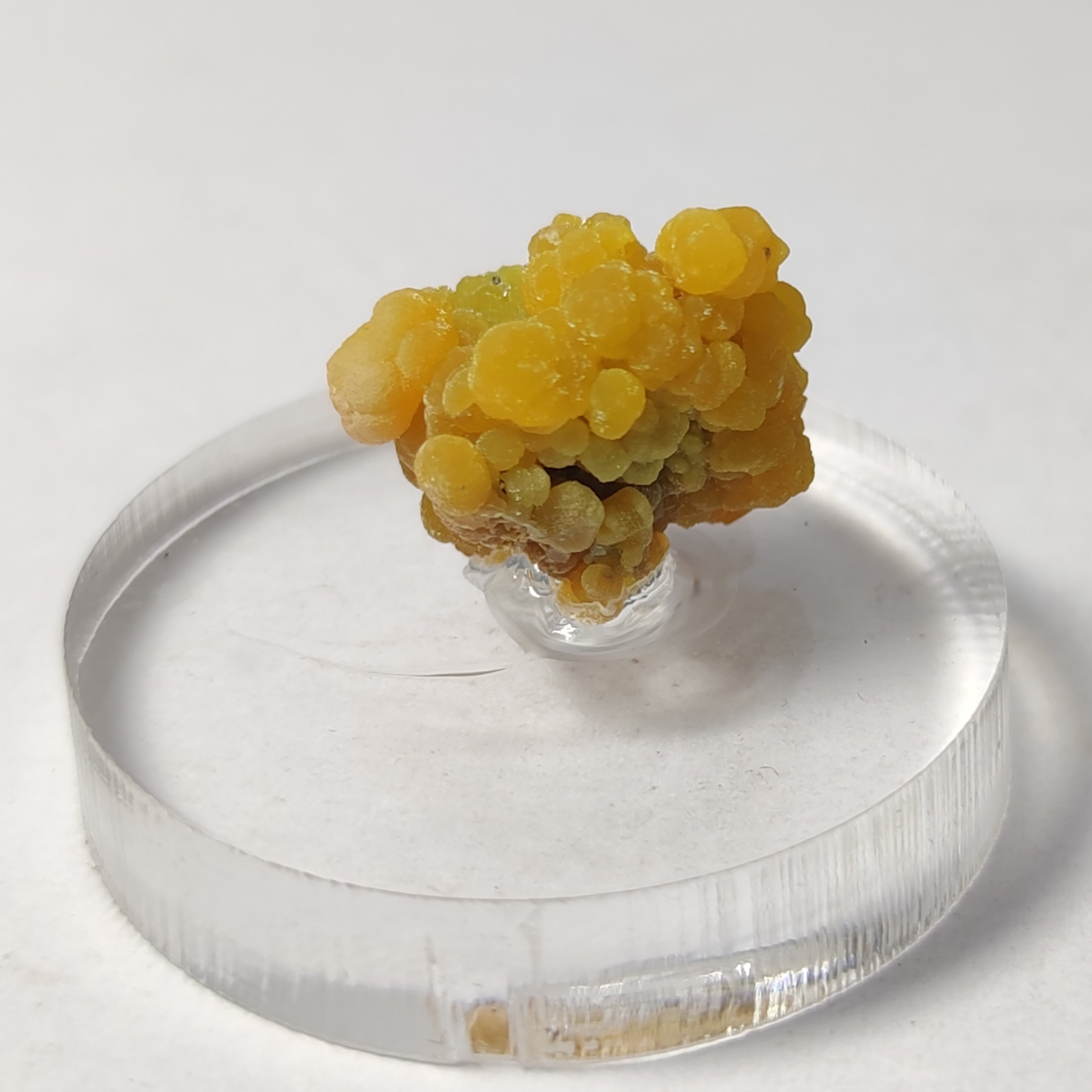 راف سنگ میمتیت معدنی نصب بر روی پایه پلکسی   