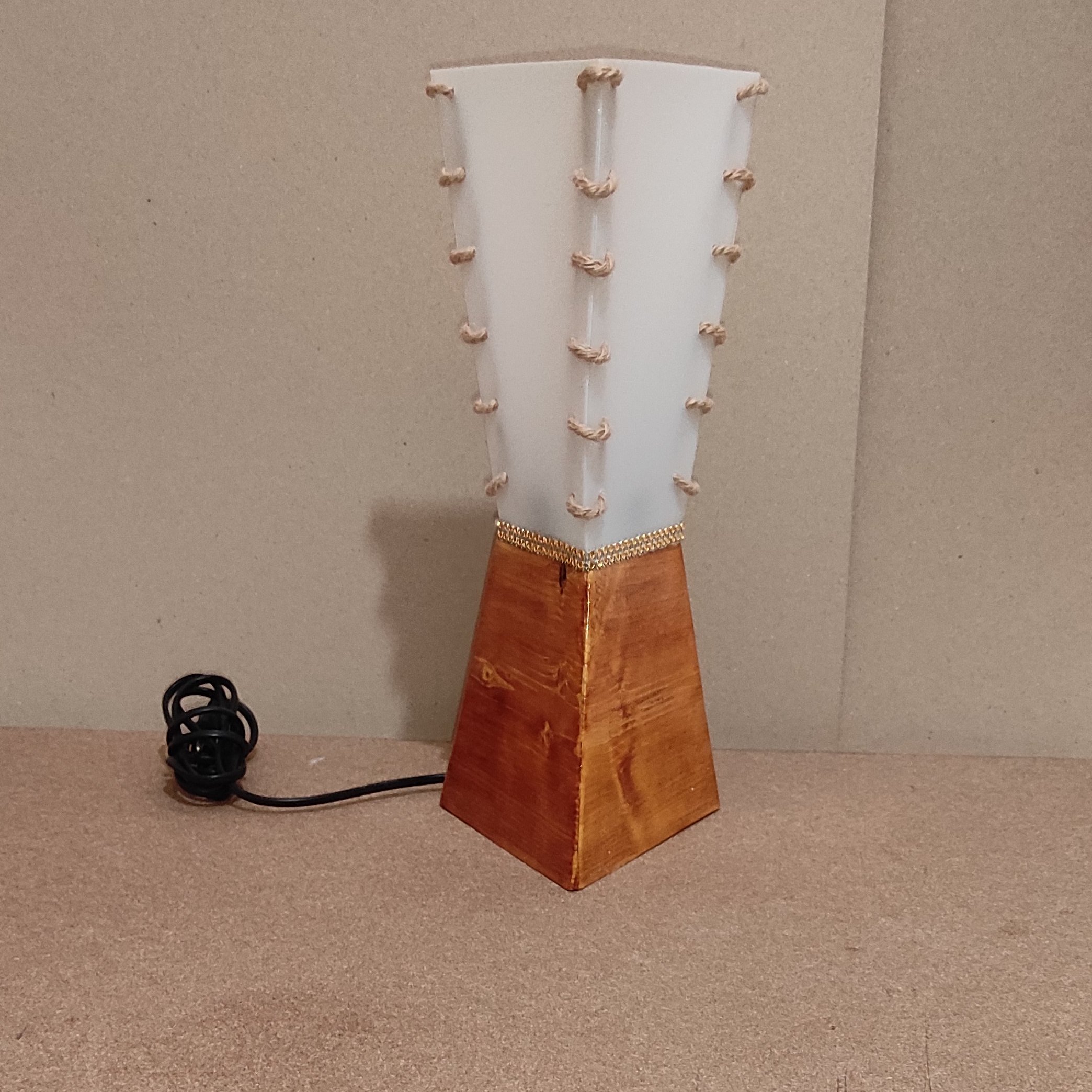 چراغ رو میزی و خواب دست ساز