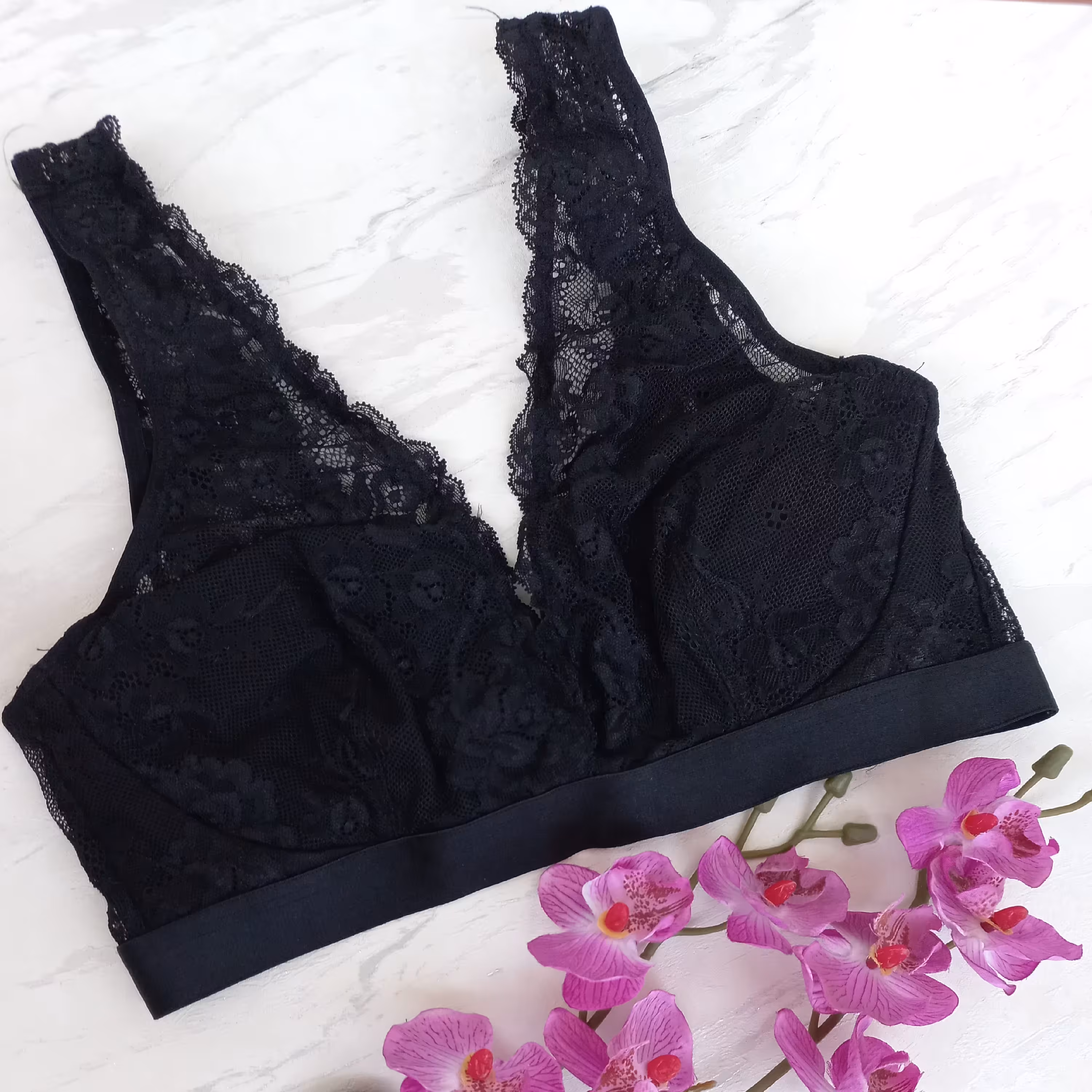 سوتین توری پلی استر بدون فنر کمر کش مشکی برند اروپایی سایز M و S کات لیبل