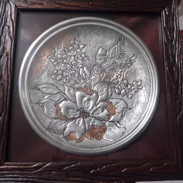 پشقاب قلم زنی گل و مرغ با قاب روی بشقاب قلم زنی شده سفید