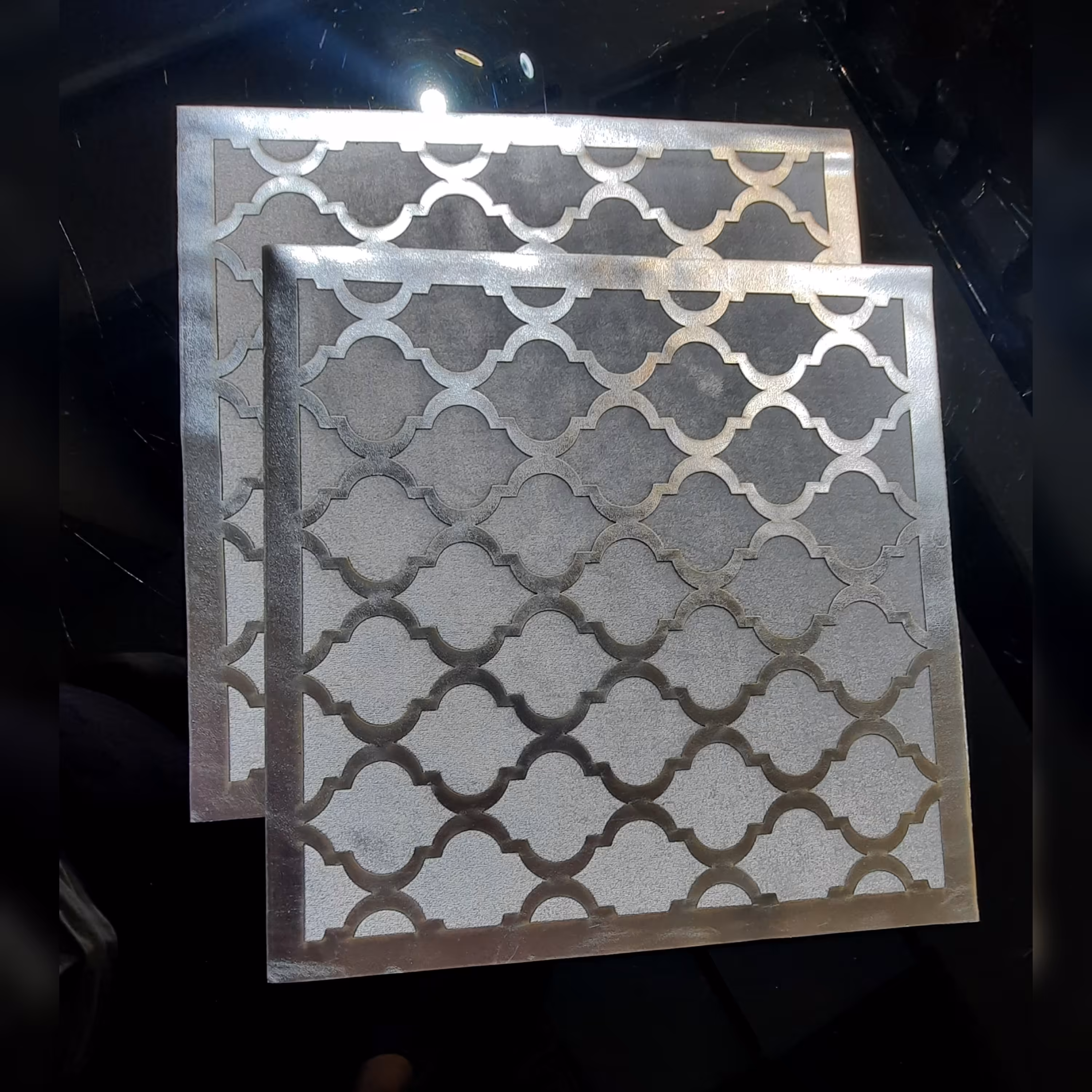 رومیزی 3تکه مخمل و چرم رنگ زیبای نقره ای و سفید شامل یک عدد جلومبلی و 2عدد عسلی