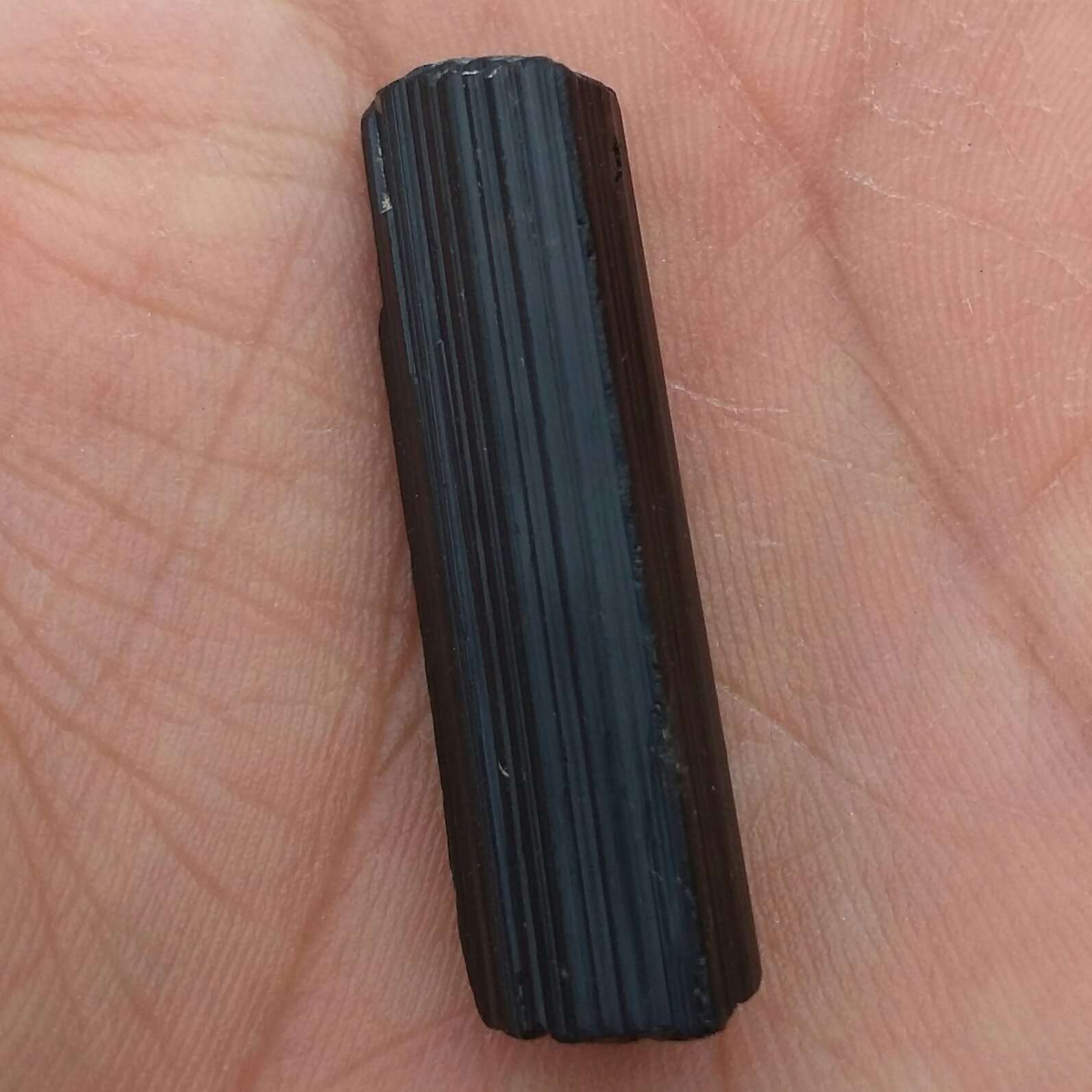 سنگ راف تورمالین شرول وارداتی ارزشمند شاهکار خلقت 100درصد طبیعی
مناسب جهت کلکسیون و ساخت نگین کد 9499