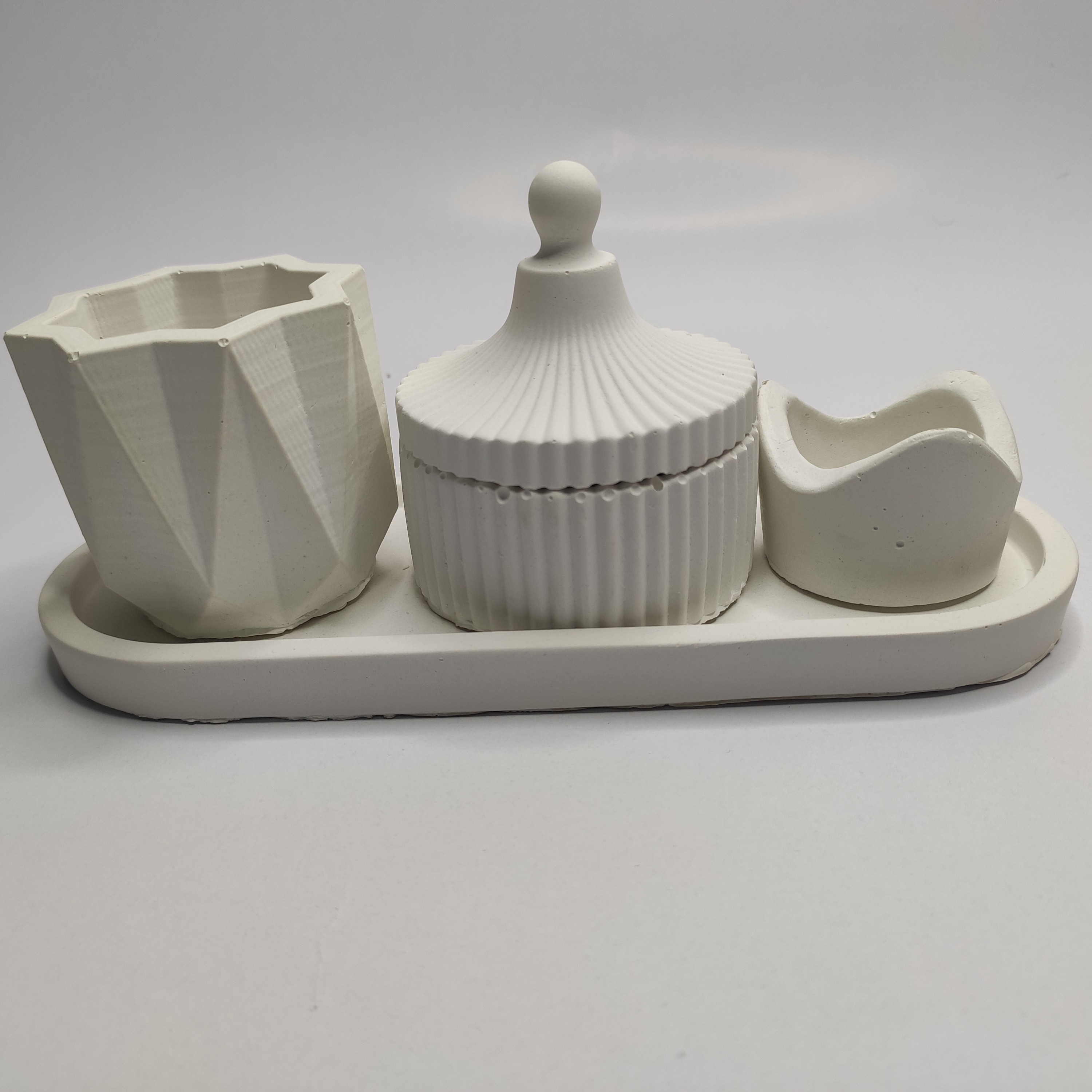 ست اکسسوری گلدان و جا وارمری و قندان تزیینی رنگ سفید جنس بتن پلیمری