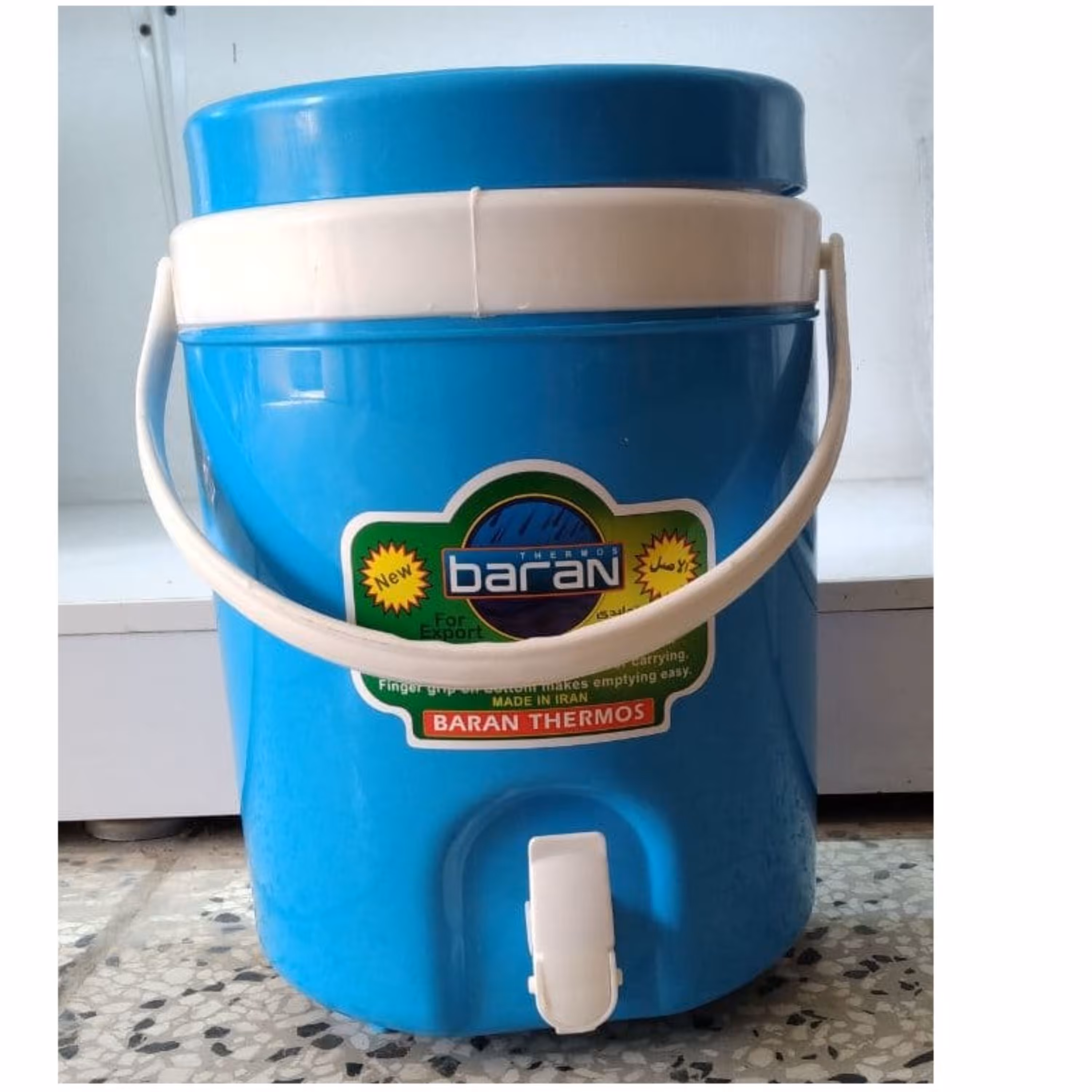 کلمن 10 لیتری درب پیچی باکیفیت بسیار بالا مقاوم در برابرافتاب ساخته شده ازموادنو