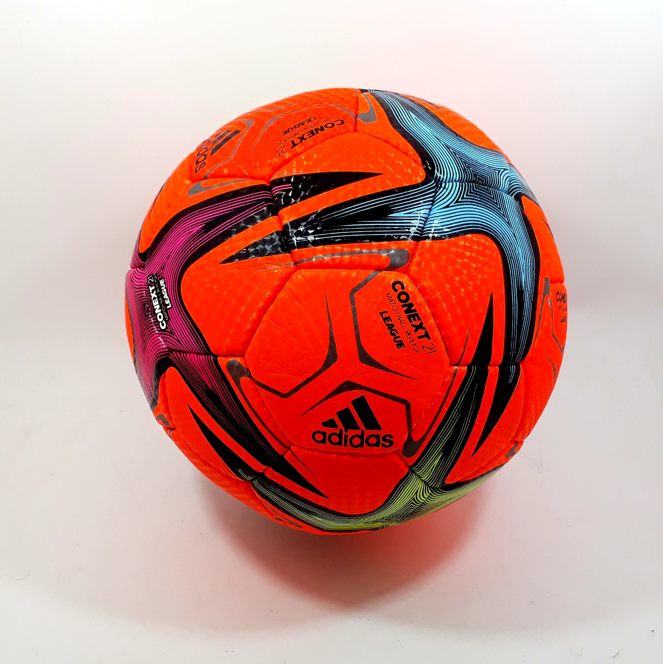 توپ فوتبال آدیداس conext 21 