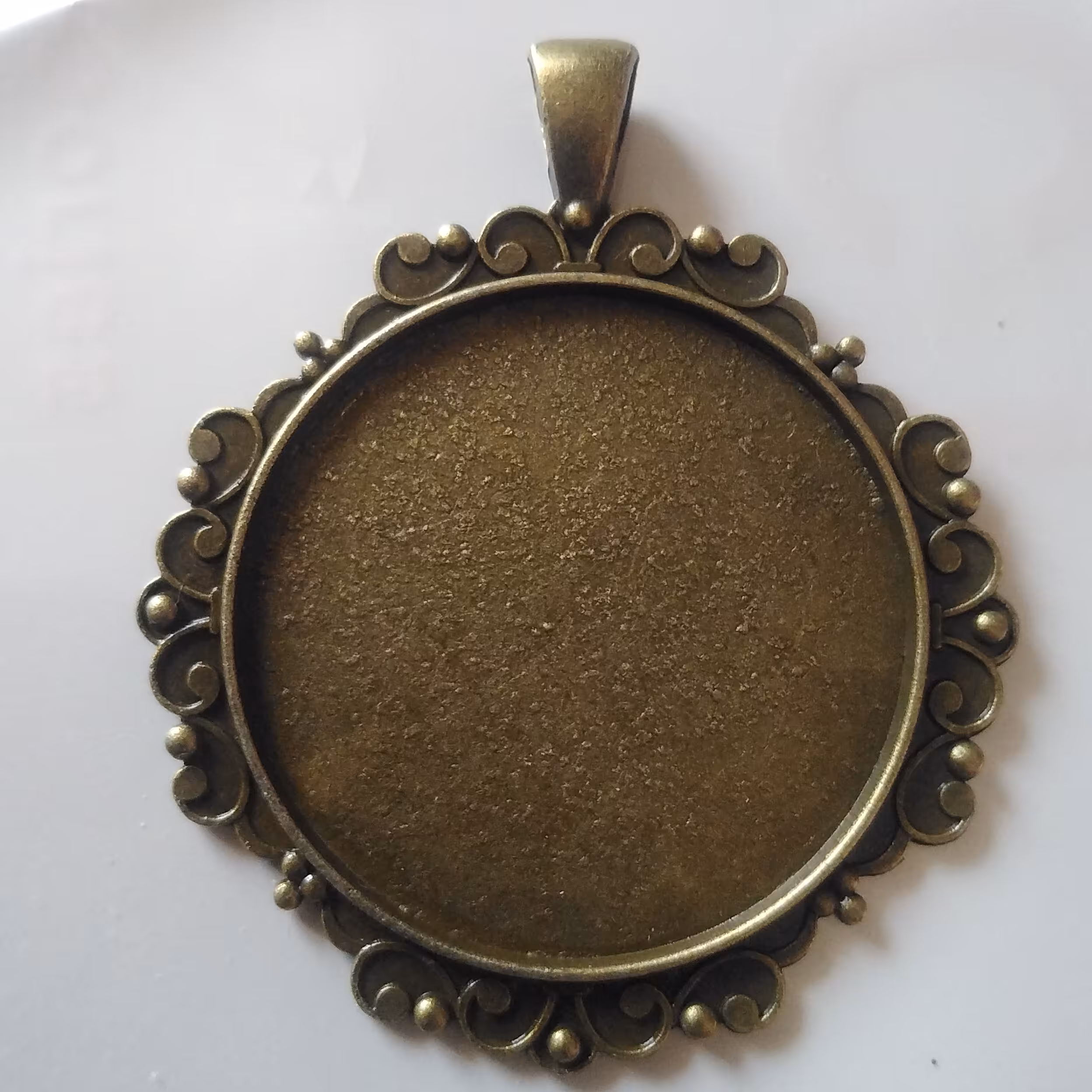 قاب گردنبند کد محصول 051برنزی دایره حاشیه دار 