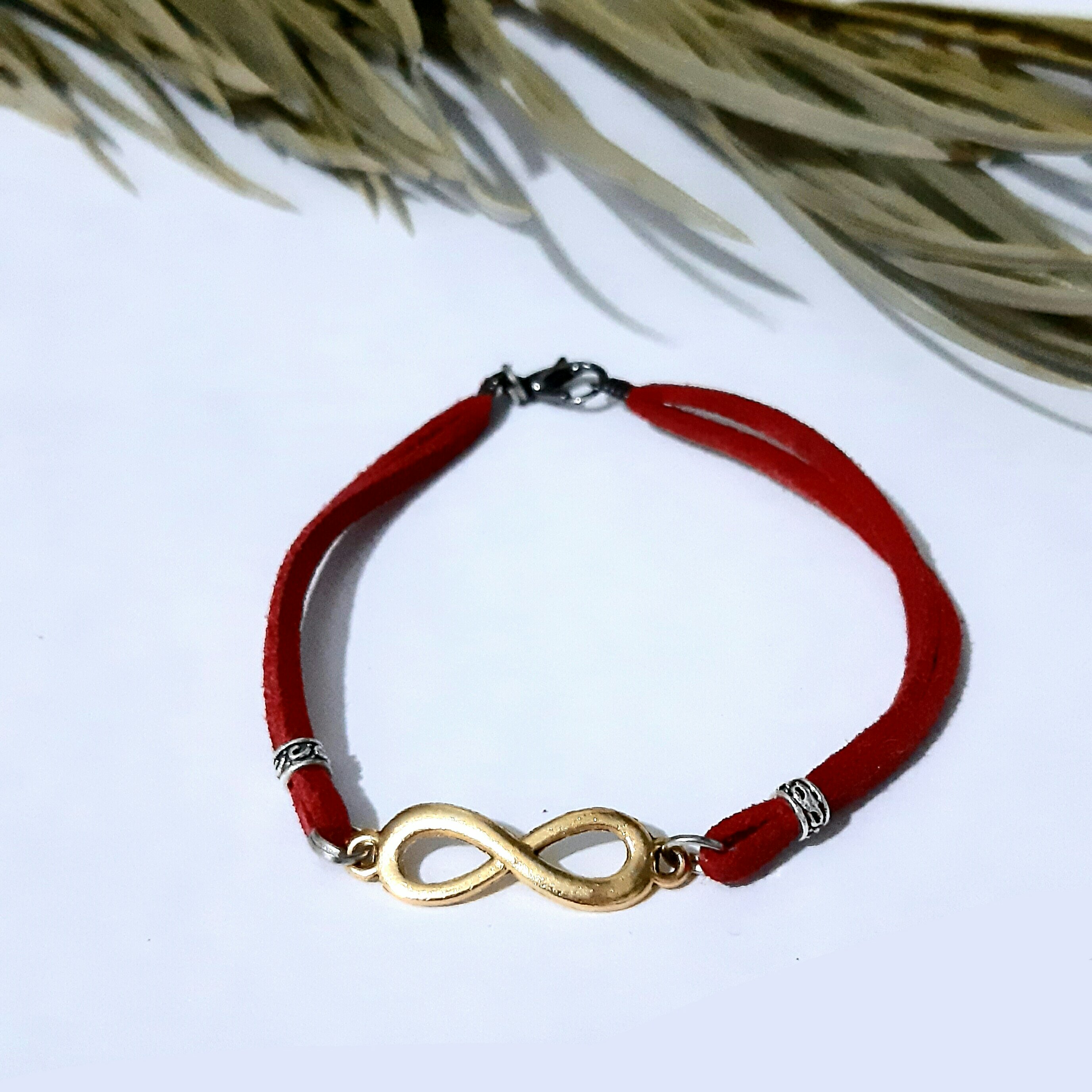 دستبند بی نهایت با بند تریشه قرمز