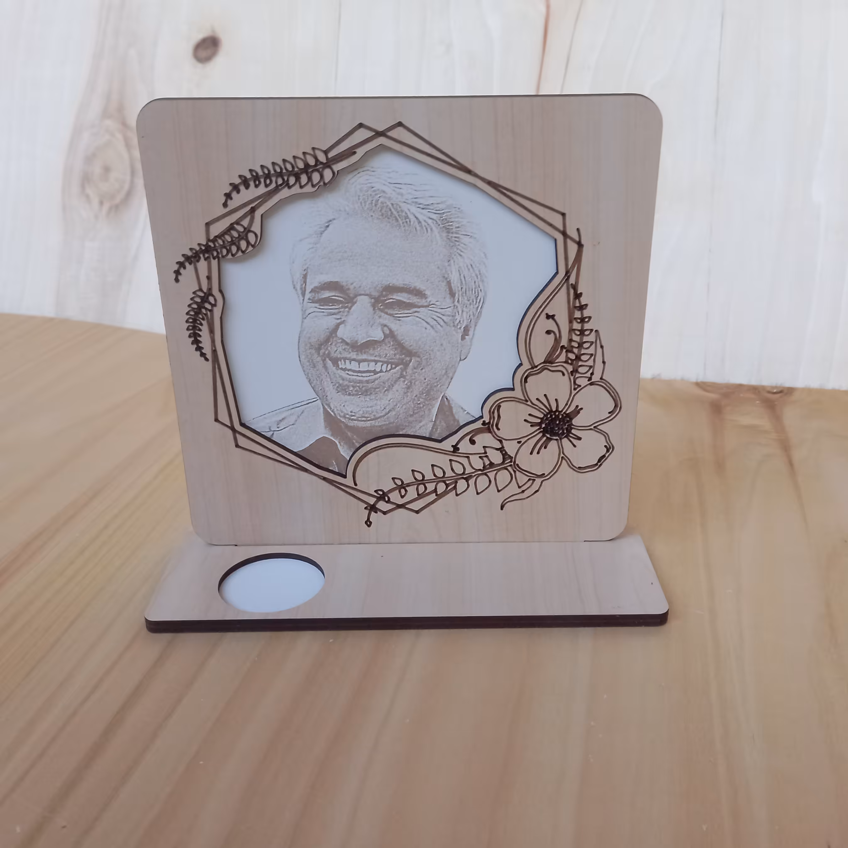 حک‌چهره روی چوب