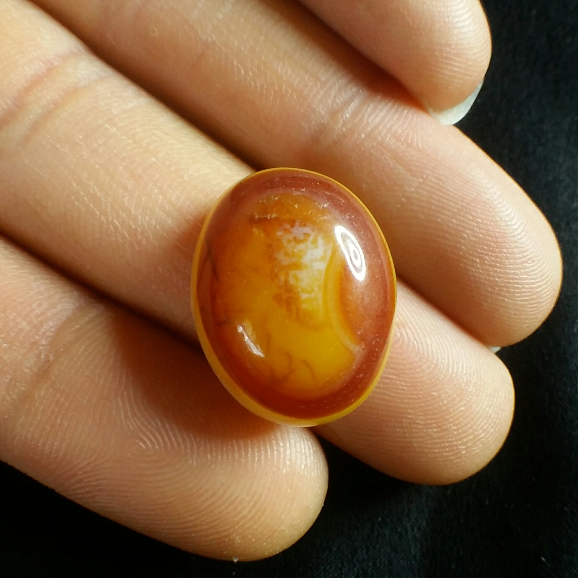 نگین عقیق سه پوست خوش رنگ و بسیار زیبا