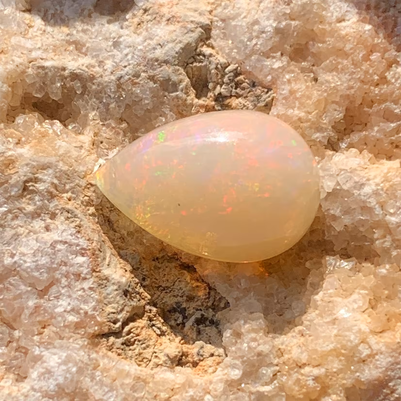 سنگ طبیعی اوپال سفید اتیوپی اشک با اوپالاسیون قرمز نارنجی سبز 1045