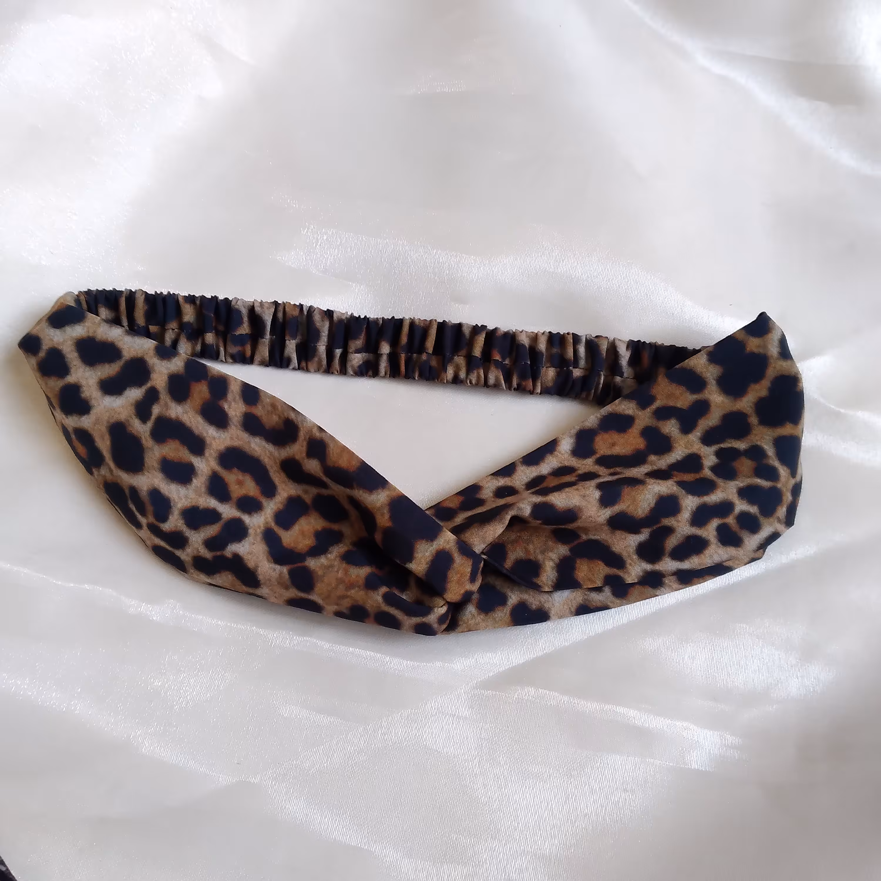 هدبند گرهی پلنگیِ جذااااب،جنسش کرپ مازراتی و جنس کش استفاده شده مرغوب.کش موی ستِ این هد بند در غرفه موجوده