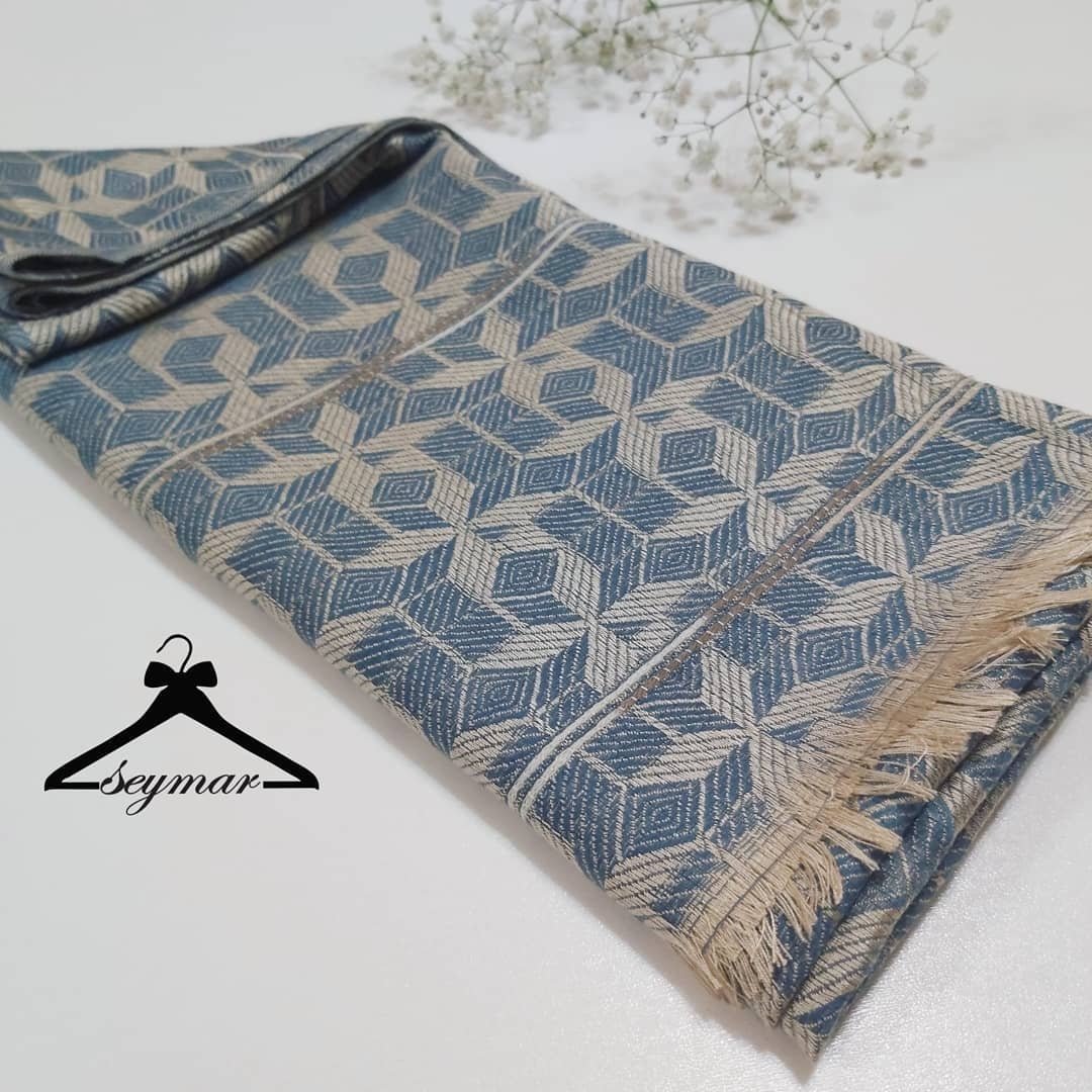 شال کندویی رنگ آبی و طلایی ، رنگ نخ طلایی که توش کار رفته خیلی خاصش کرده