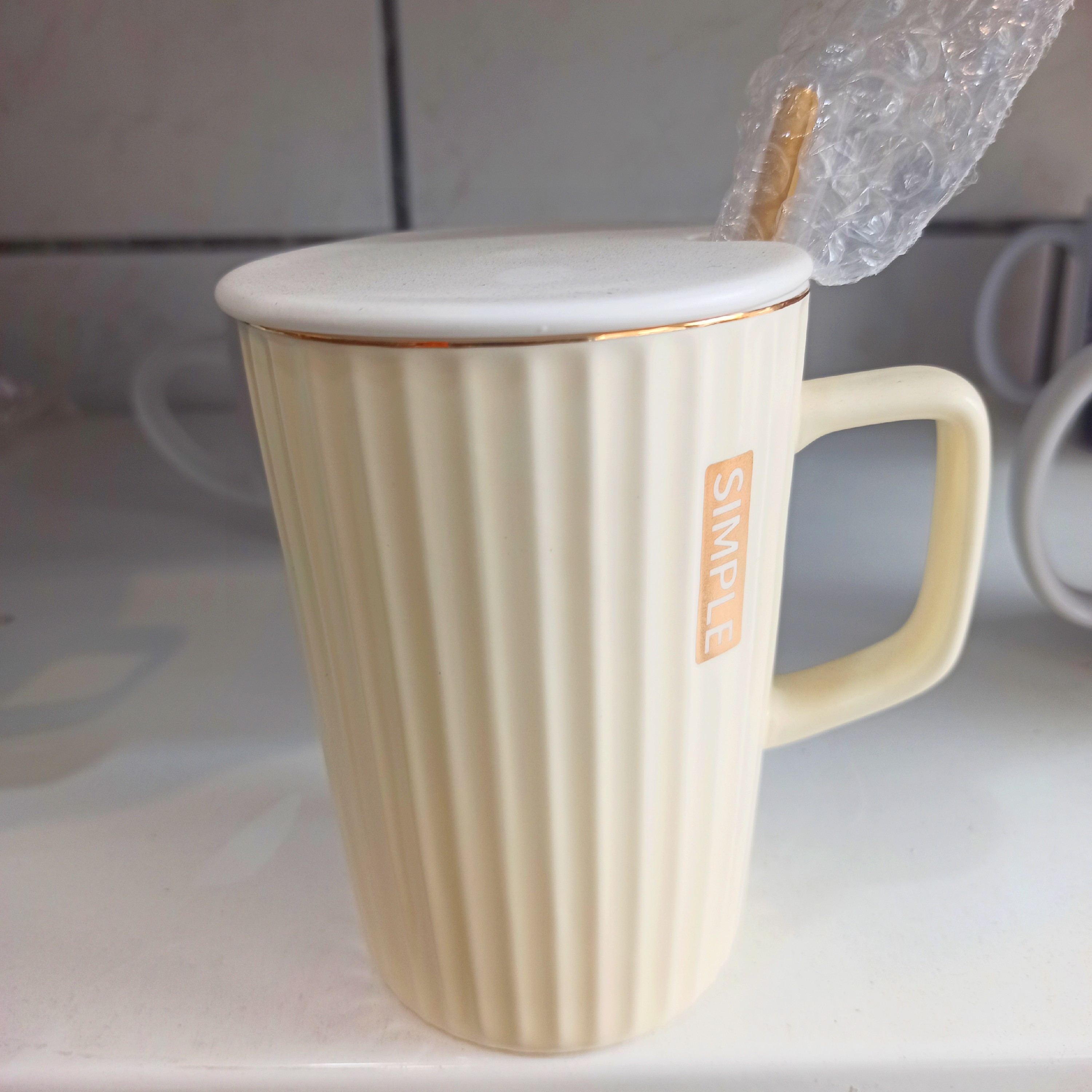 ماگ سیمپل رنگ پاستیلی و قاشق طلایی