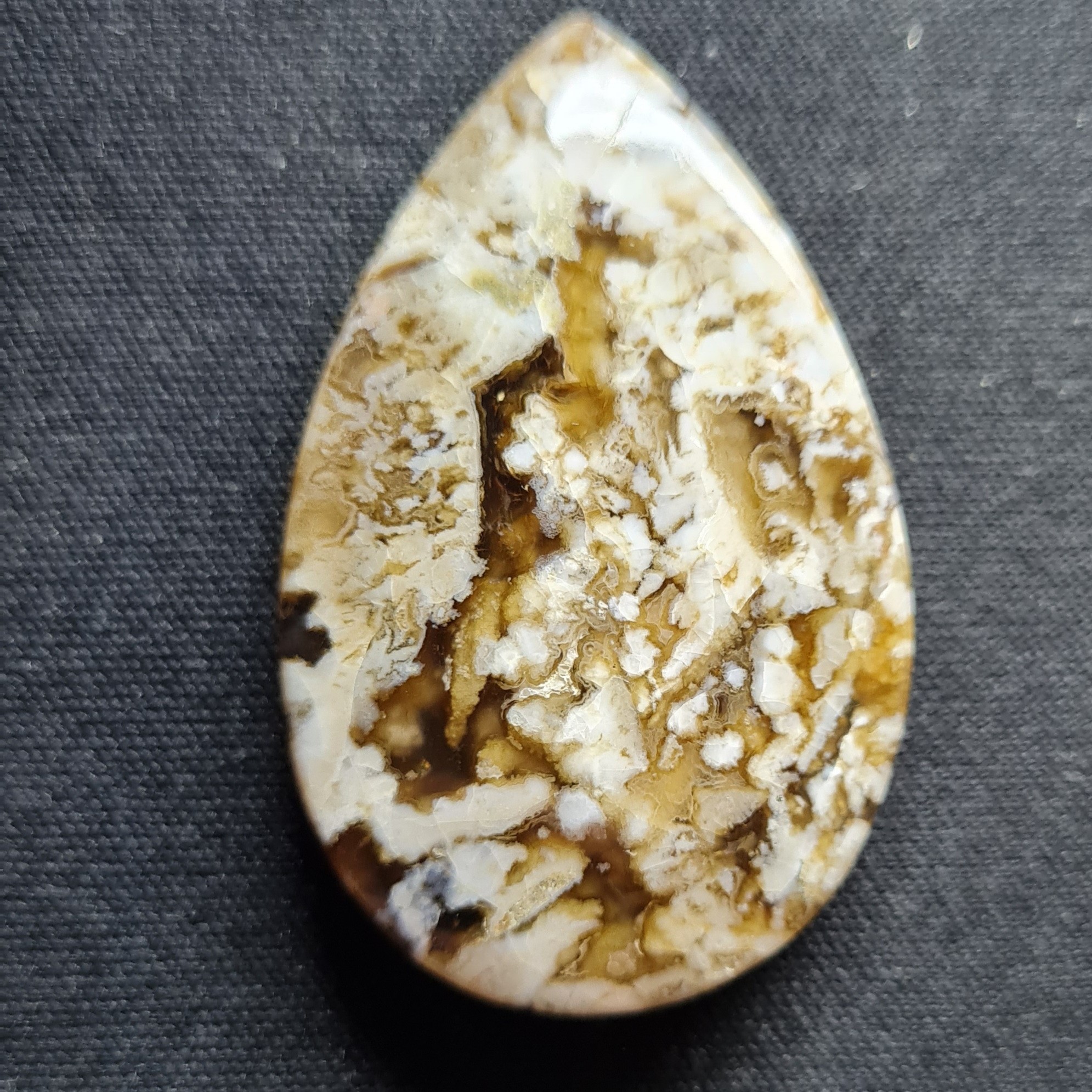 نگین عقیق شجر برفی بزرگ.مشخصات. طول 4.4 سانتی متر. عرض 2.8 سانتی متر. ارتفاع 0.6 سانتی متر.