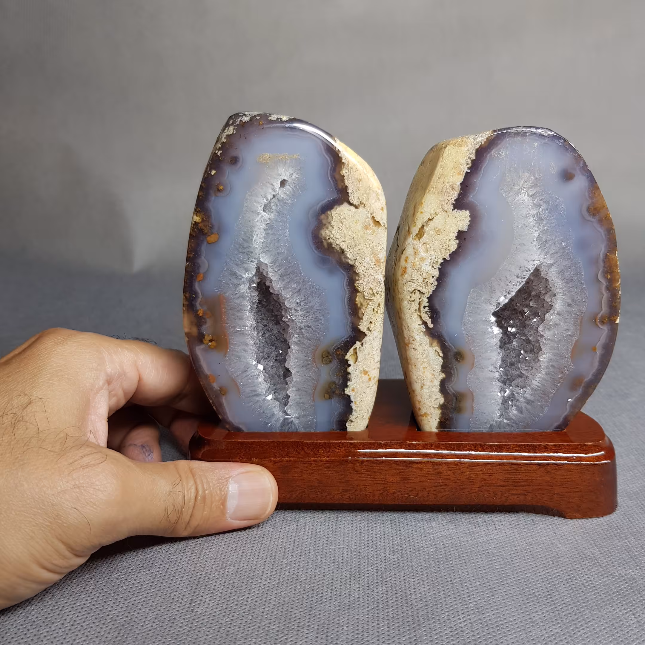 گوهر سنگ ژئود برزیلی نصب شده روی پایه چوبی نفیس کد 52 